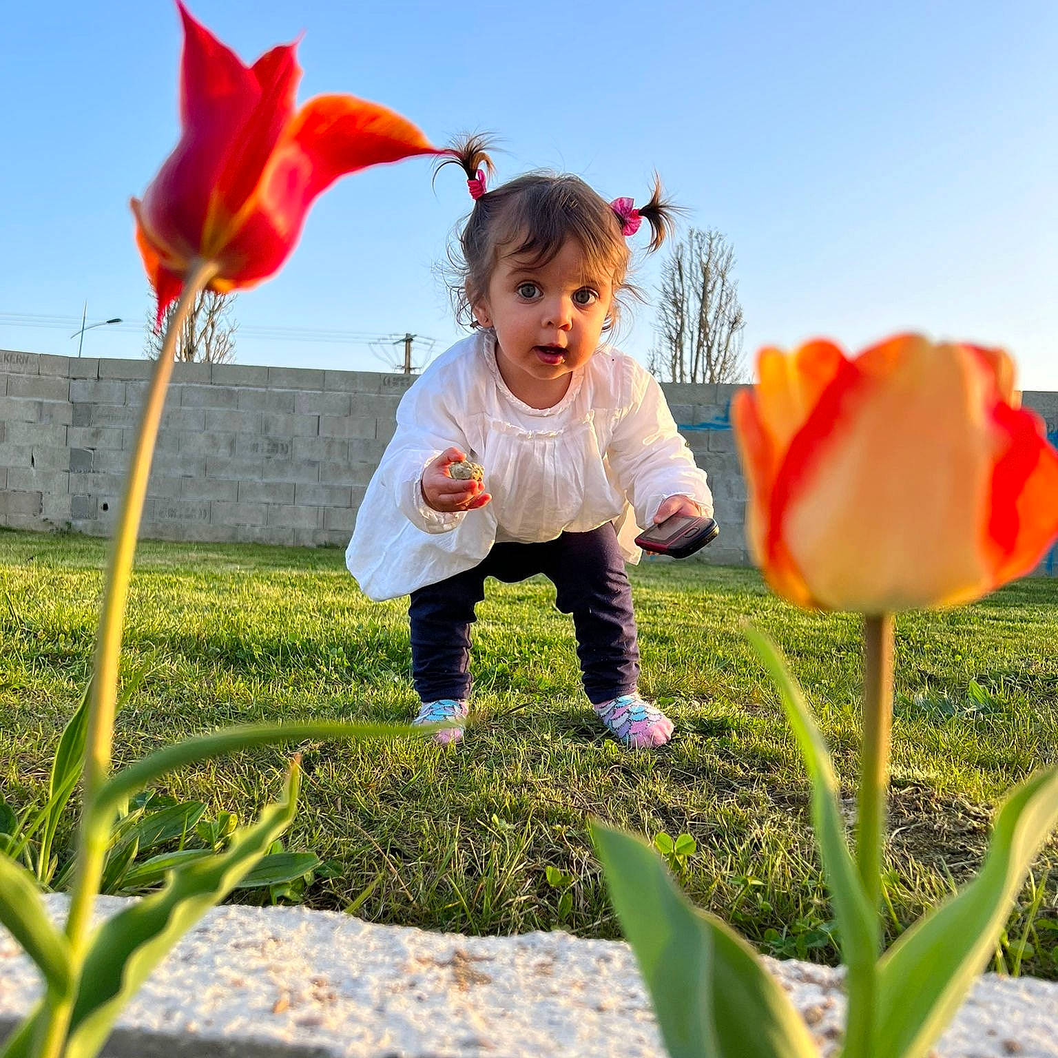 Ayna a rejoint le concours — aidez-le/la à gagner de superbes lots ! botany, eye, flower, fun, grass, grass_family, happy, leaf, light, meadow, morning, nature, people_in_nature, person, petal, pink, plant, sky, sunlight, surprise