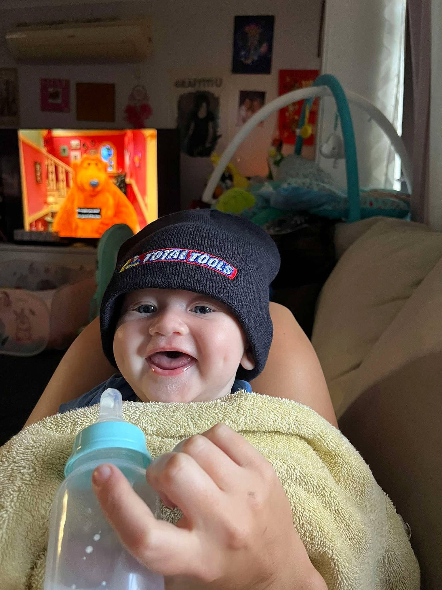 Layton is registered to the contest to win money with this photo: baby, beanie, cap, car_seat, child, comfort, fashion_accessory, finger, fun, gesture, happy, headwear, knit_cap, leisure, nail, pattern, person, picture_frame, room, smile
