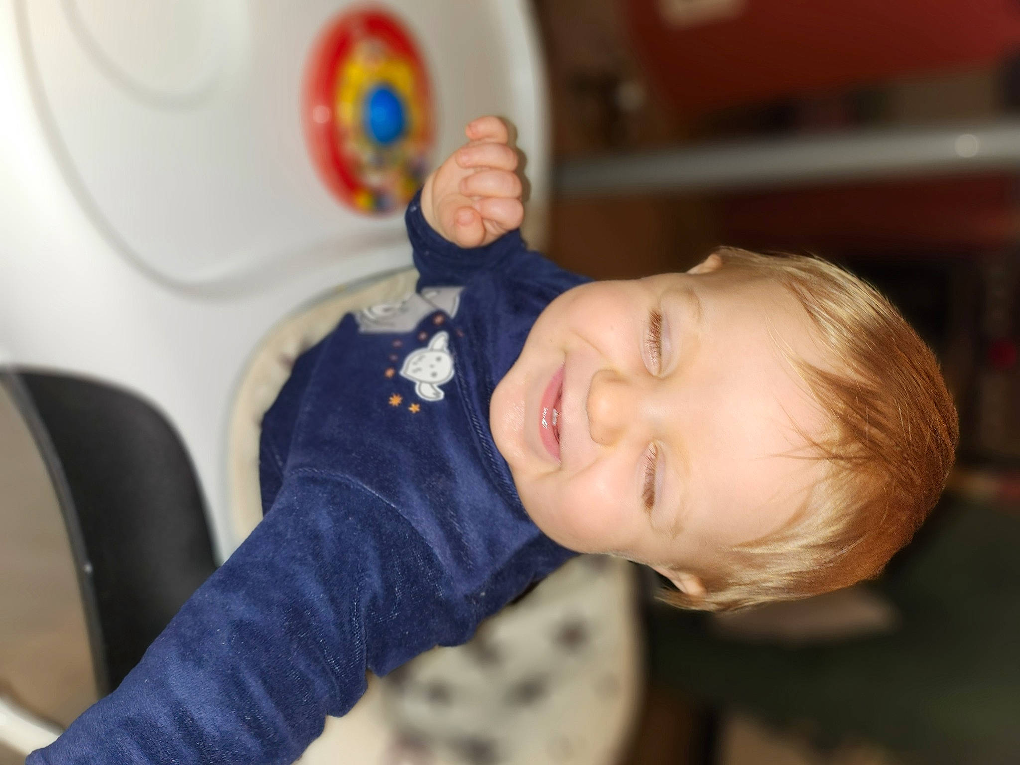Nathan participe au concours pour gagner de l'argent avec cette photo : baby, baby_toddler_clothing, cheek, child, circle, fun, happy, joy, laugh, leisure, nose, person, play, portrait_photography, sitting, smile, t_shirt, toddler, tree, white