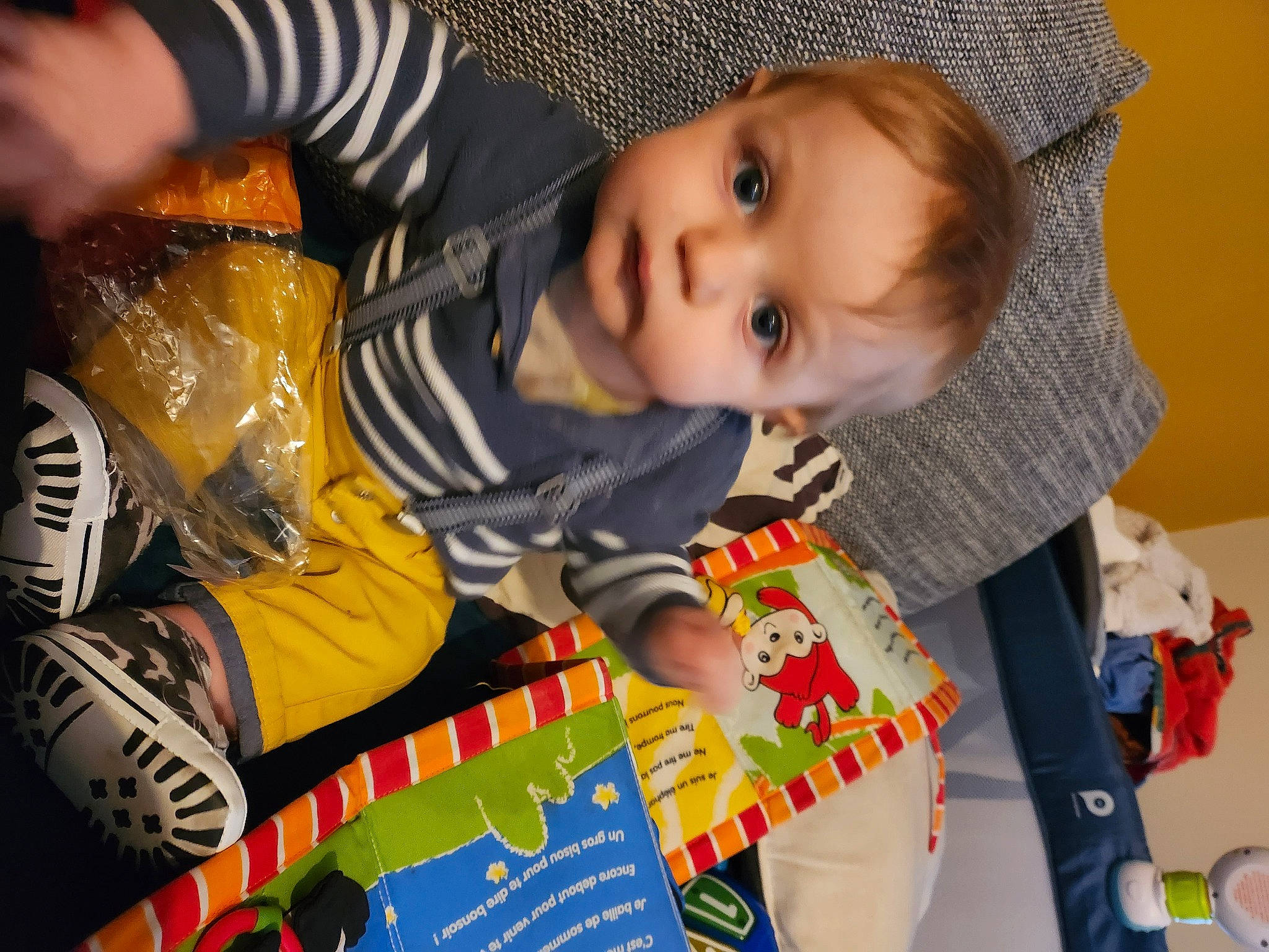 Nathan a rejoint le concours — aidez-le/la à gagner de superbes lots ! baby, baby_products, baby_toddler_clothing, child, event, eye, face, fun, happy, hat, head, linens, pattern, person, play, recreation, room, sitting, sun_hat, toddler