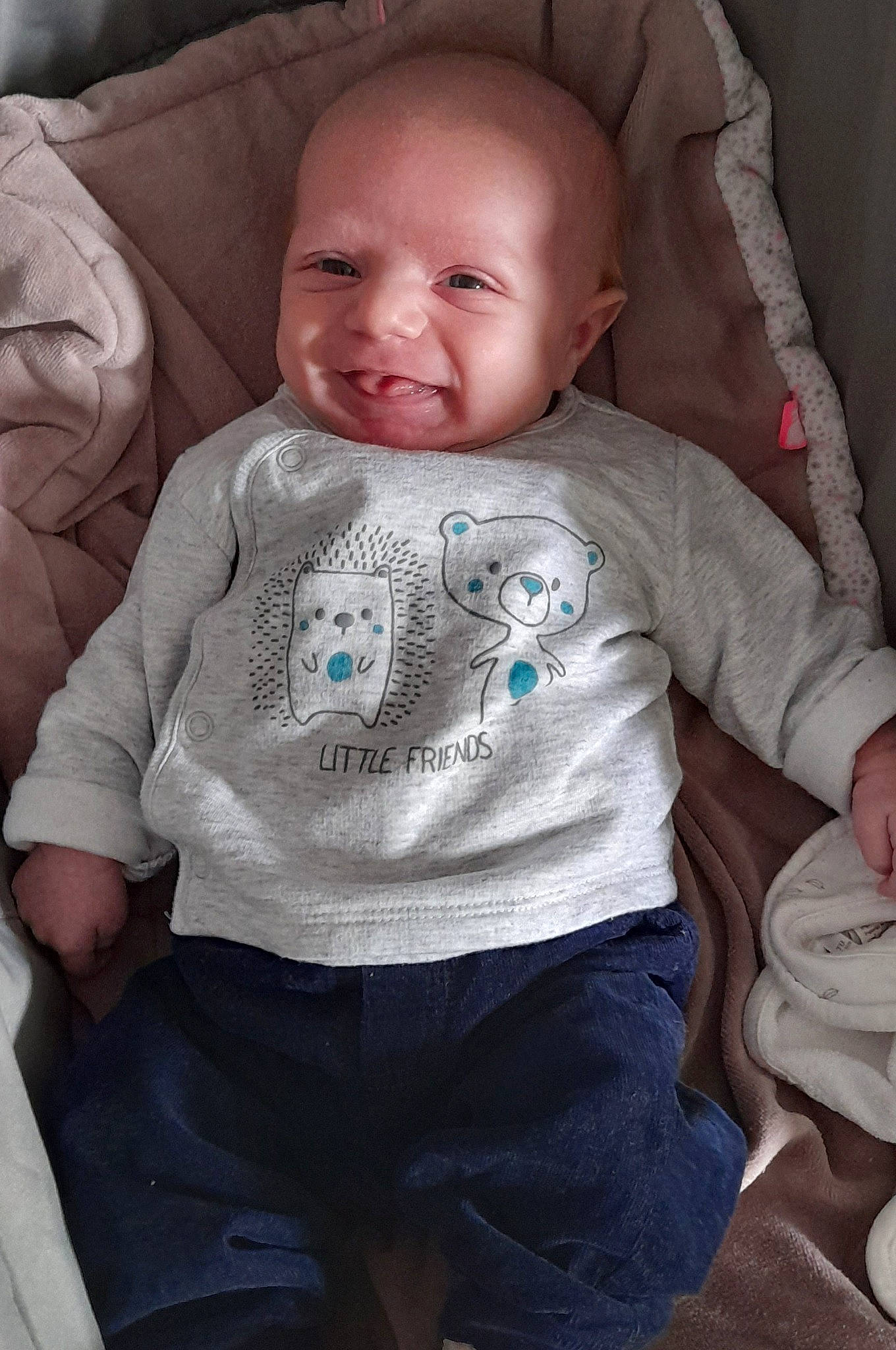 Nathan a rejoint le concours — aidez-le/la à gagner de superbes lots ! baby, baby_toddler_clothing, cheek, chin, comfort, eye, eyebrow, face, grey, head, iris, lip, mouth, neck, nose, person, skin, sleeve, smile, textile