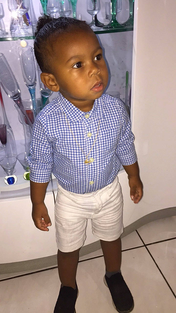 Keylan participe au concours pour gagner de l'argent avec cette photo : cheek, child, cool, person, shoe, sleeve, smile, standing, t_shirt, toddler