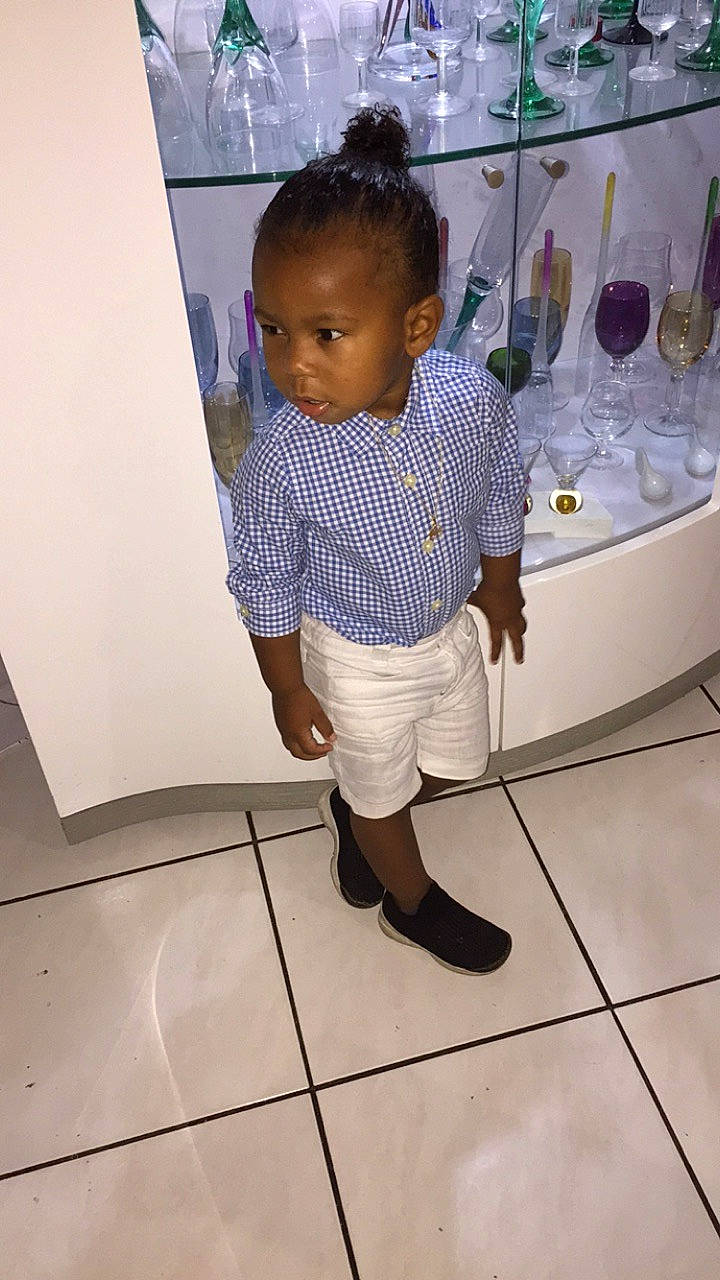 Keylan a rejoint le concours — aidez-le/la à gagner de superbes lots ! child, floor, flooring, leg, person, shoe, skin, standing, toddler