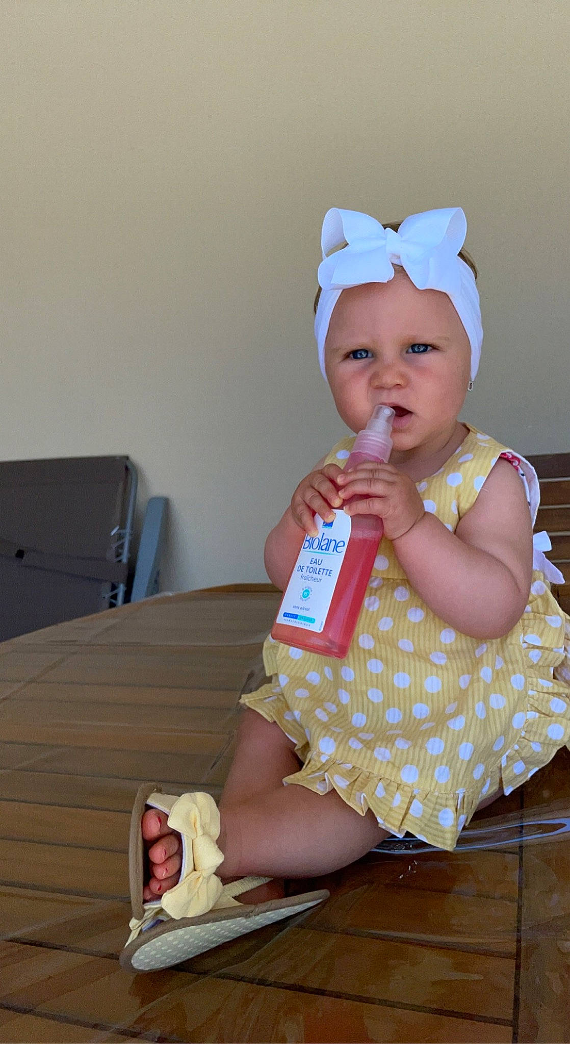 Djayne a rejoint le concours — aidez-le/la à gagner de superbes lots ! baby, baby_toddler_clothing, cap, child, costume_hat, finger, foot, happy, hat, headwear, human_body, human_leg, knee, leg, person, pink, sitting, skin, smile, sock