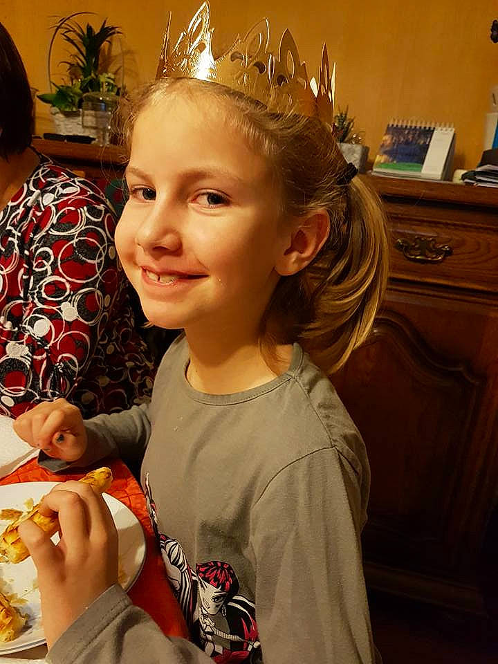 Léna a rejoint le concours — aidez-le/la à gagner de superbes lots ! brown_hair, child, ear, fun, girl, hair, hair_accessory, hairstyle, human_hair_color, infant, joy, person, skin, smile, toddler