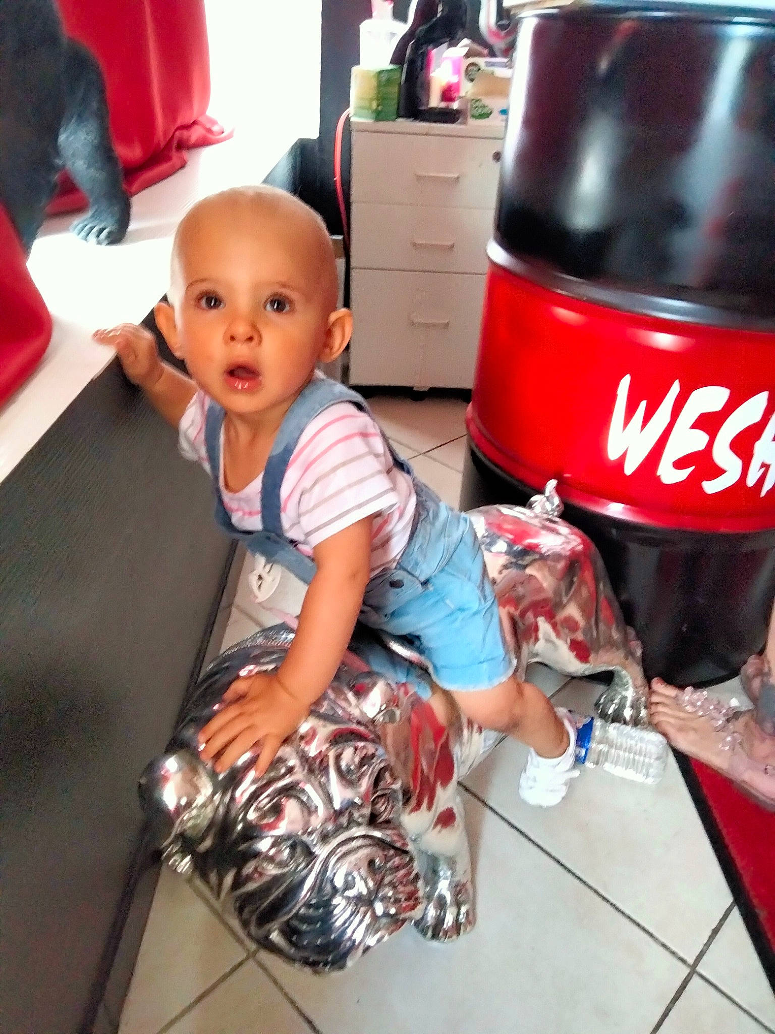 Luna participe au concours pour gagner de l'argent avec cette photo : baby, baby_toddler_clothing, bag, cabinetry, carbonated_soft_drinks, child, cola, drawer, fun, happy, human_leg, joint, leisure, luggage_and_bags, person, product, red, shoe, sitting, surprise