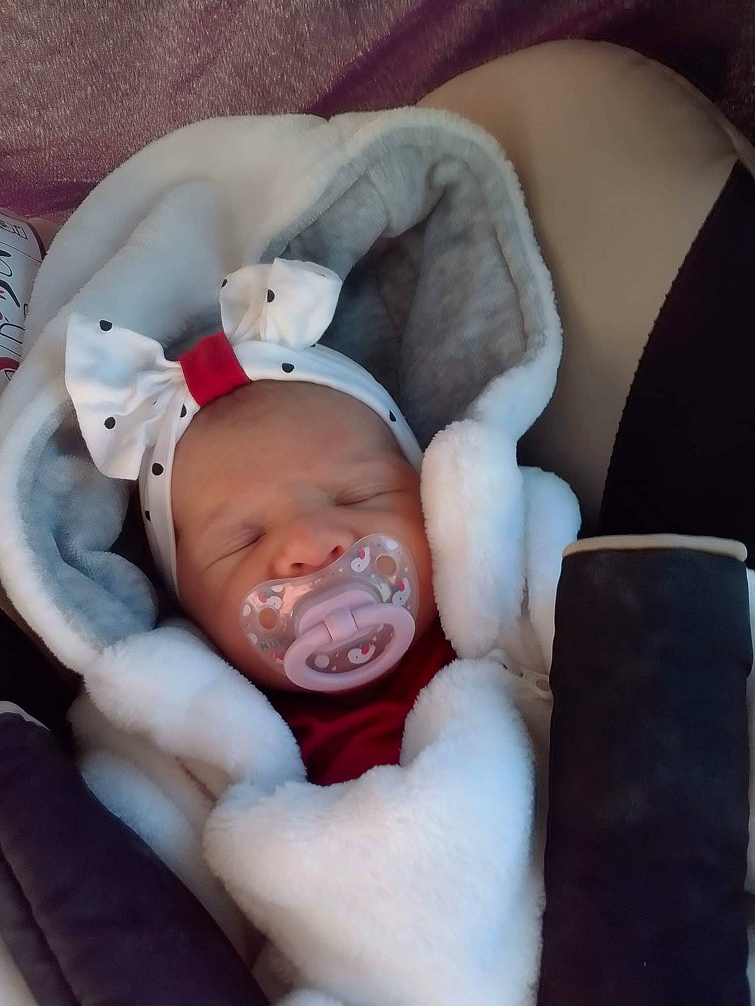 Luna participe au concours pour gagner de l'argent avec cette photo : baby, baby_in_car_seat, baby_products, baby_sleeping, baby_toddler_clothing, cheek, child, comfort, finger, human_body, infant_bed, lap, leg, mammal, mouth, person, sitting, skin, sleeve, textile