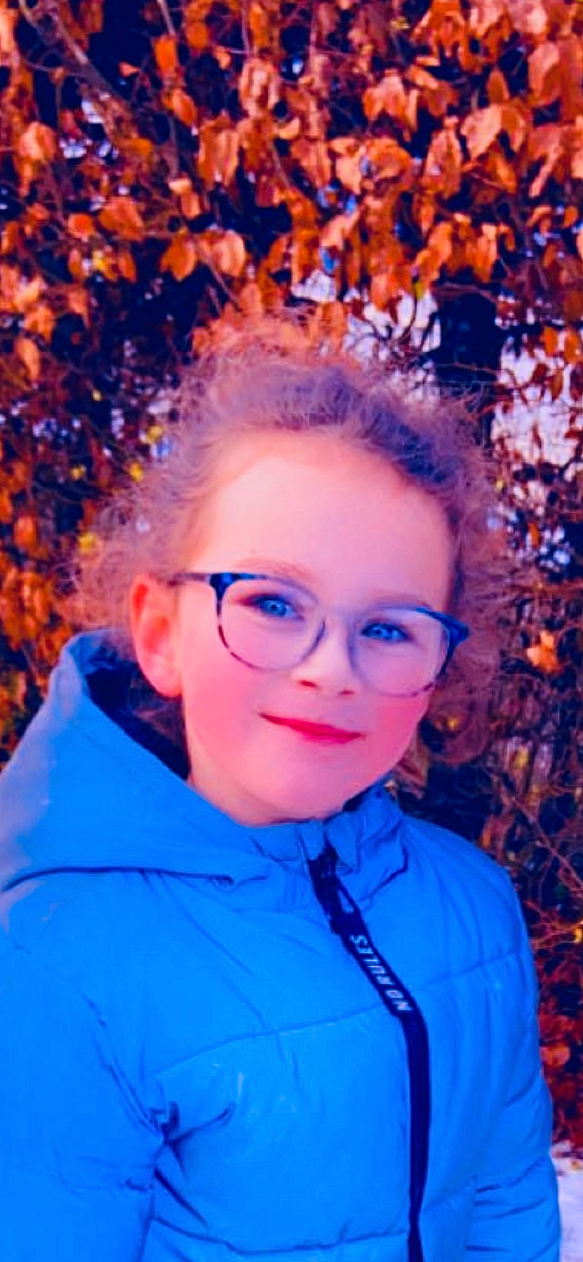 Thalia participe au concours pour gagner de l'argent avec cette photo : cool, electric_blue, event, eyewear, flash_photography, fun, glasses, grass, happy, human, iris, joy, magenta, people_in_nature, person, plant, purple, smile, standing, tree