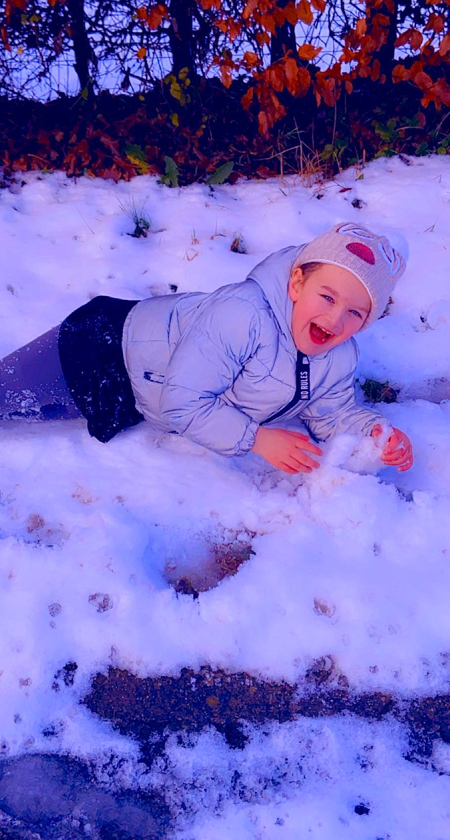 Thalia participe au concours pour gagner de l'argent avec cette photo : beanie, child, electric_blue, freezing, frost, fun, grass, hat, headwear, jacket, landscape, parka, people_in_nature, person, plant, precipitation, recreation, sky, snow, toddler