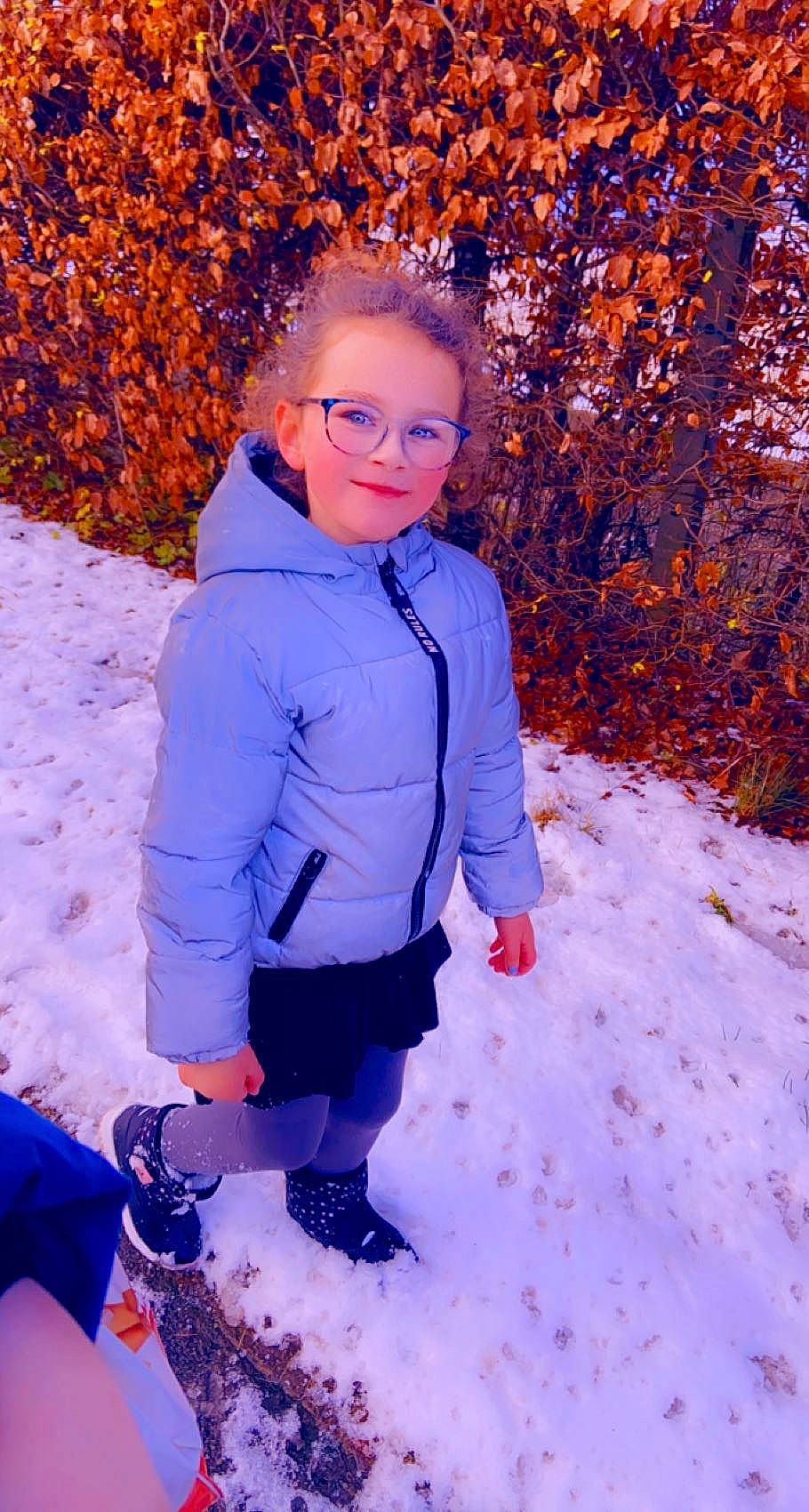 Thalia participe au concours pour gagner de l'argent avec cette photo : blond, electric_blue, eyewear, flash_photography, freezing, fun, glove, hair, happy, head, joy, leisure, nature, people_in_nature, person, recreation, snow, standing, toddler, tree