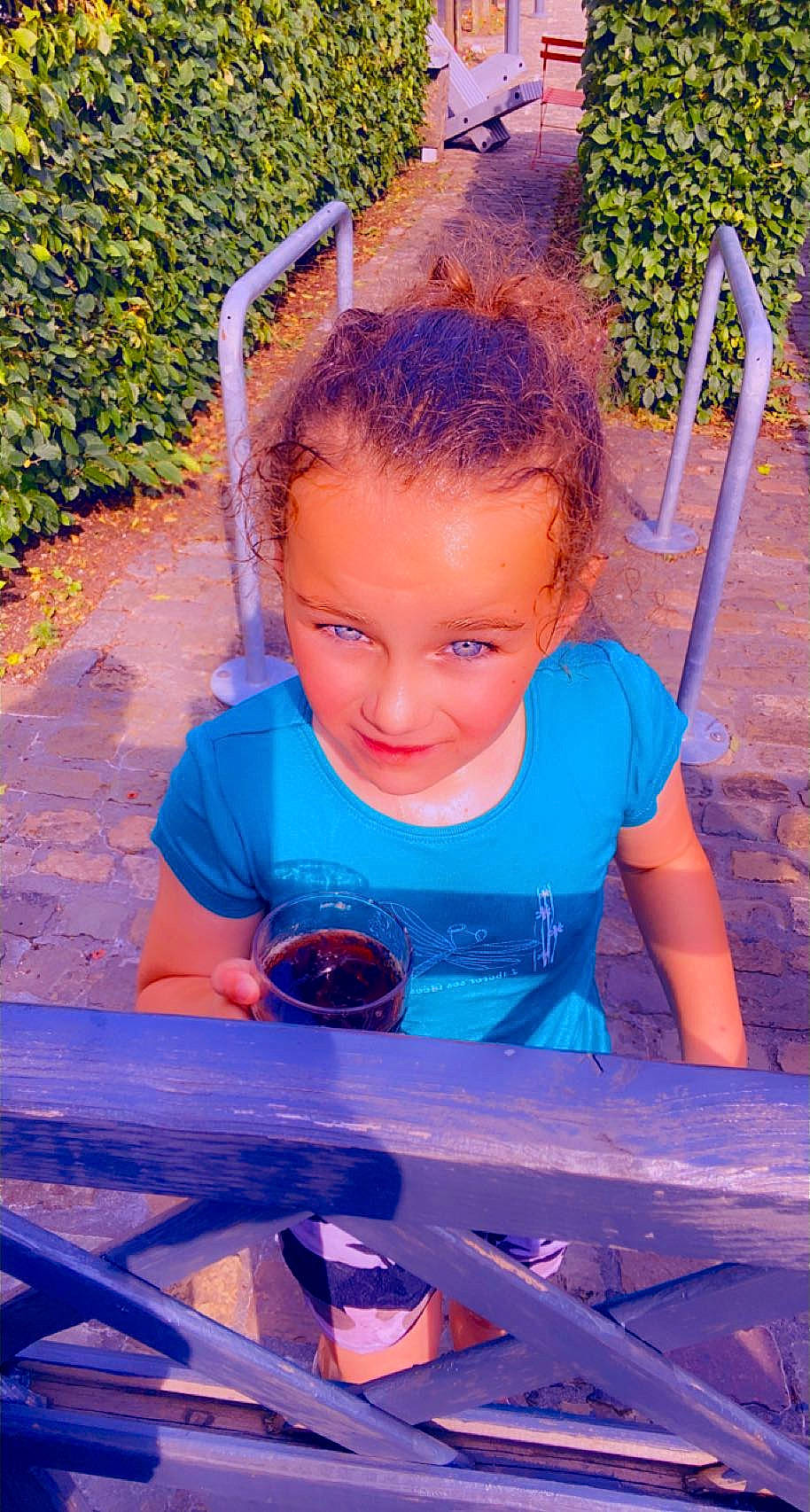 Thalia participe au concours pour gagner de l'argent avec cette photo : azure, blue, cool, facial_expression, fun, grass, hairstyle, happy, joy, leaf, leisure, morning, nature, people, people_in_nature, person, plant, public_space, purple, summer