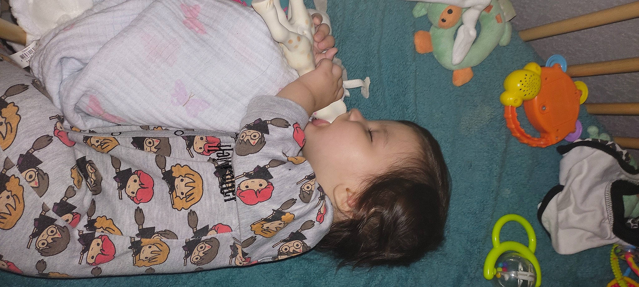 Ilyana a rejoint le concours — aidez-le/la à gagner de superbes lots ! baby, baby_products, baby_toddler_clothing, cheek, child, comfort, head, mammal, mouth, orange, organ, pattern, person, product, sleeve, textile, toddler, toy, vertebrate, white