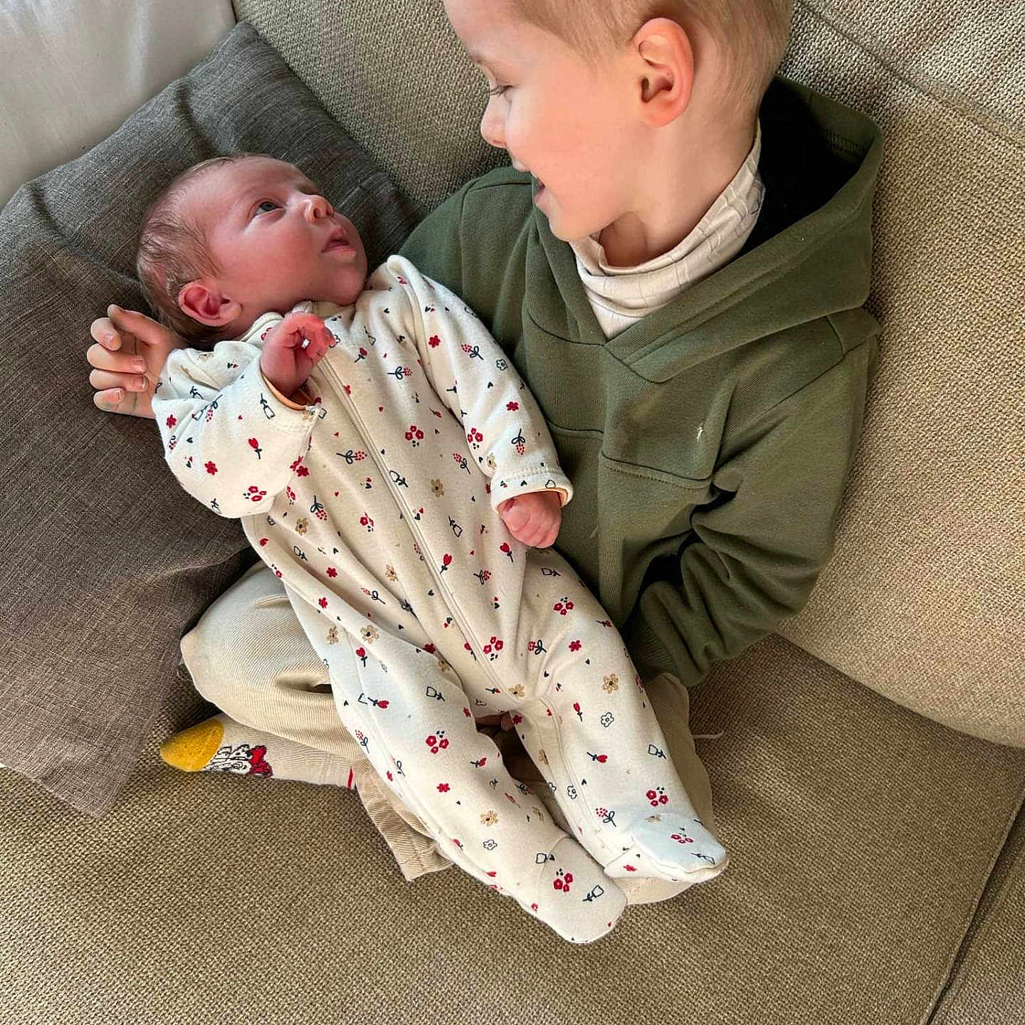 Ayden a rejoint le concours — aidez-le/la à gagner de superbes lots ! baby, blanket, boy, child, clothing, couch, face, furniture, head, hosiery, infantbed, male, newborn, pajamas, people, person, sock, yawning