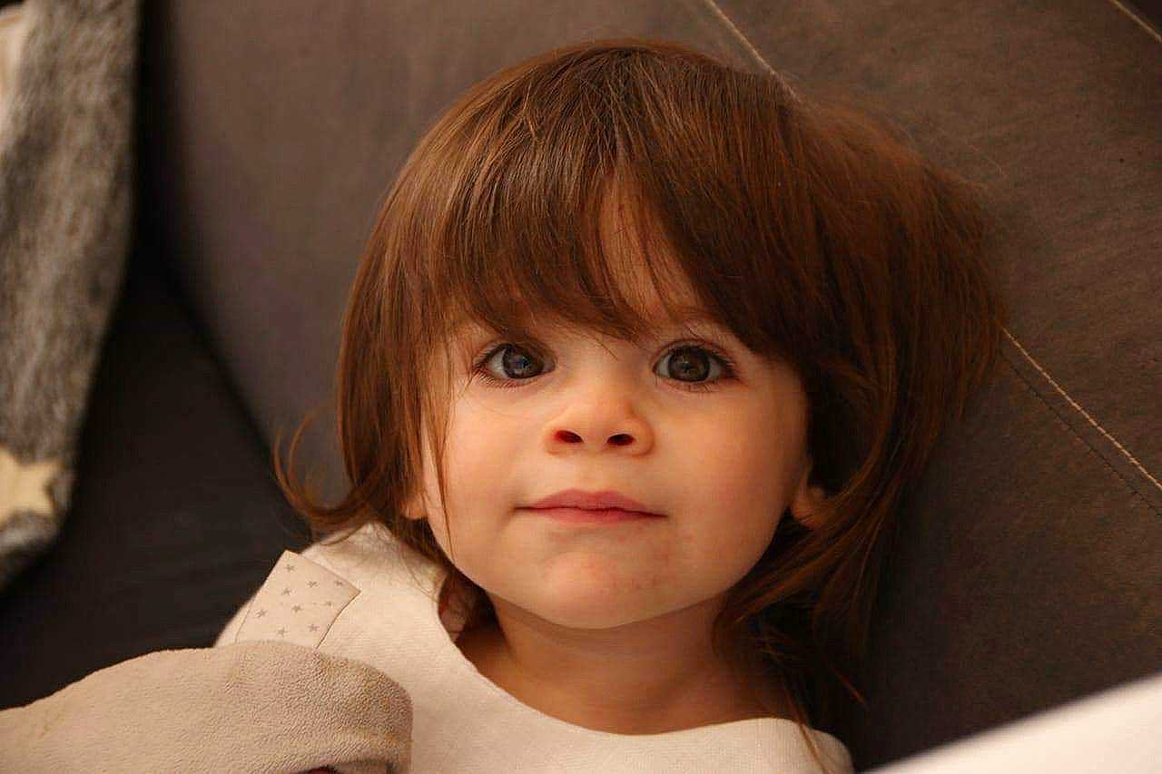 Apolline participe au concours pour gagner de l'argent avec cette photo : bangs, beauty, bob_cut, brown_hair, cheek, child, chin, close_up, eye, face, hair, hairstyle, head, iris, lip, long_hair, nose, person, skin, smile