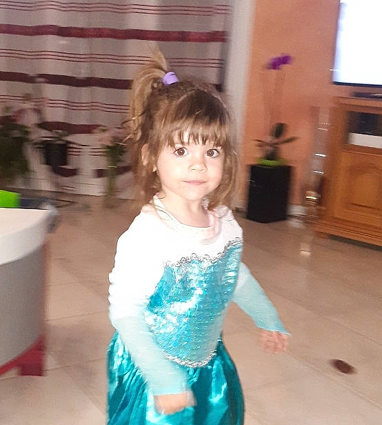 Apolline a rejoint le concours — aidez-le/la à gagner de superbes lots ! child, fun, happy, person, play, smile, toddler, turquoise, vacation