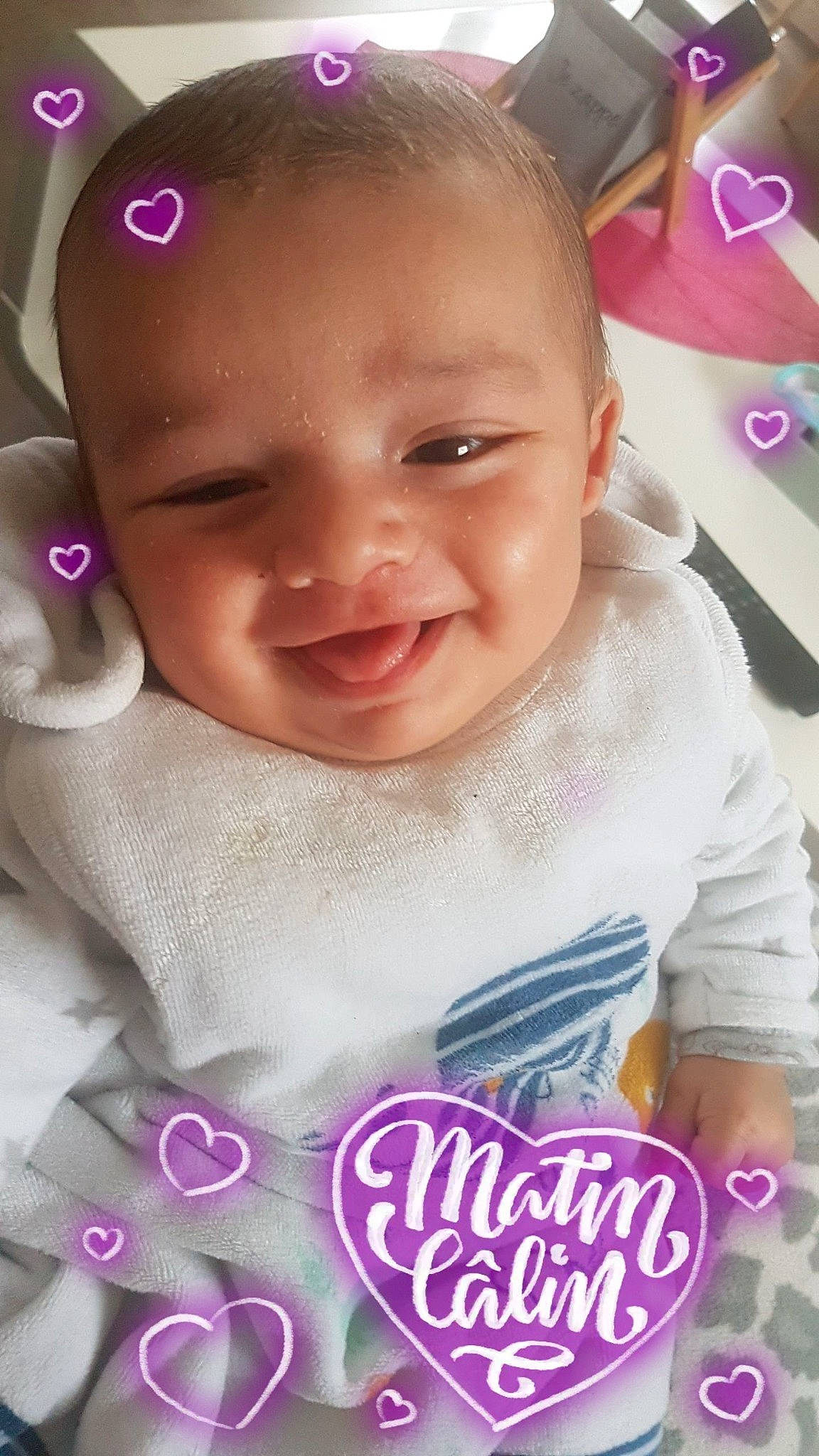 Yanis a rejoint le concours — aidez-le/la à gagner de superbes lots ! baby, cheek, child, cool, eye, eyebrow, face, facial_expression, forehead, hair, happy, head, joy, lip, nose, person, photo_caption, pink, product, skin