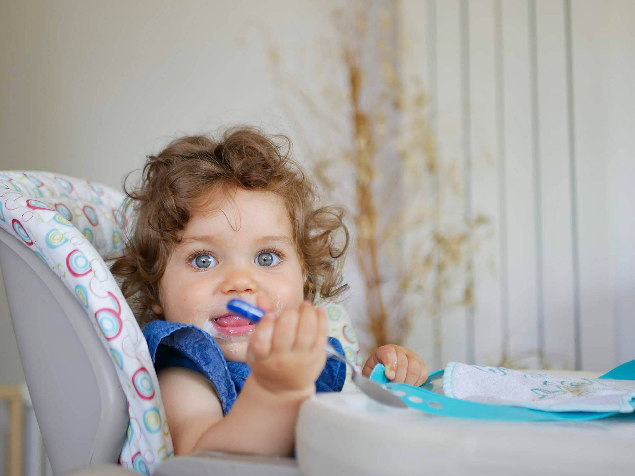 Joséphine a rejoint le concours — aidez-le/la à gagner de superbes lots ! baby, baby_products, baby_toddler_clothing, blond, child, comfort, couch, curtain, face, flooring, fun, happy, iris, leisure, person, play, portrait_photography, room, sitting, skin