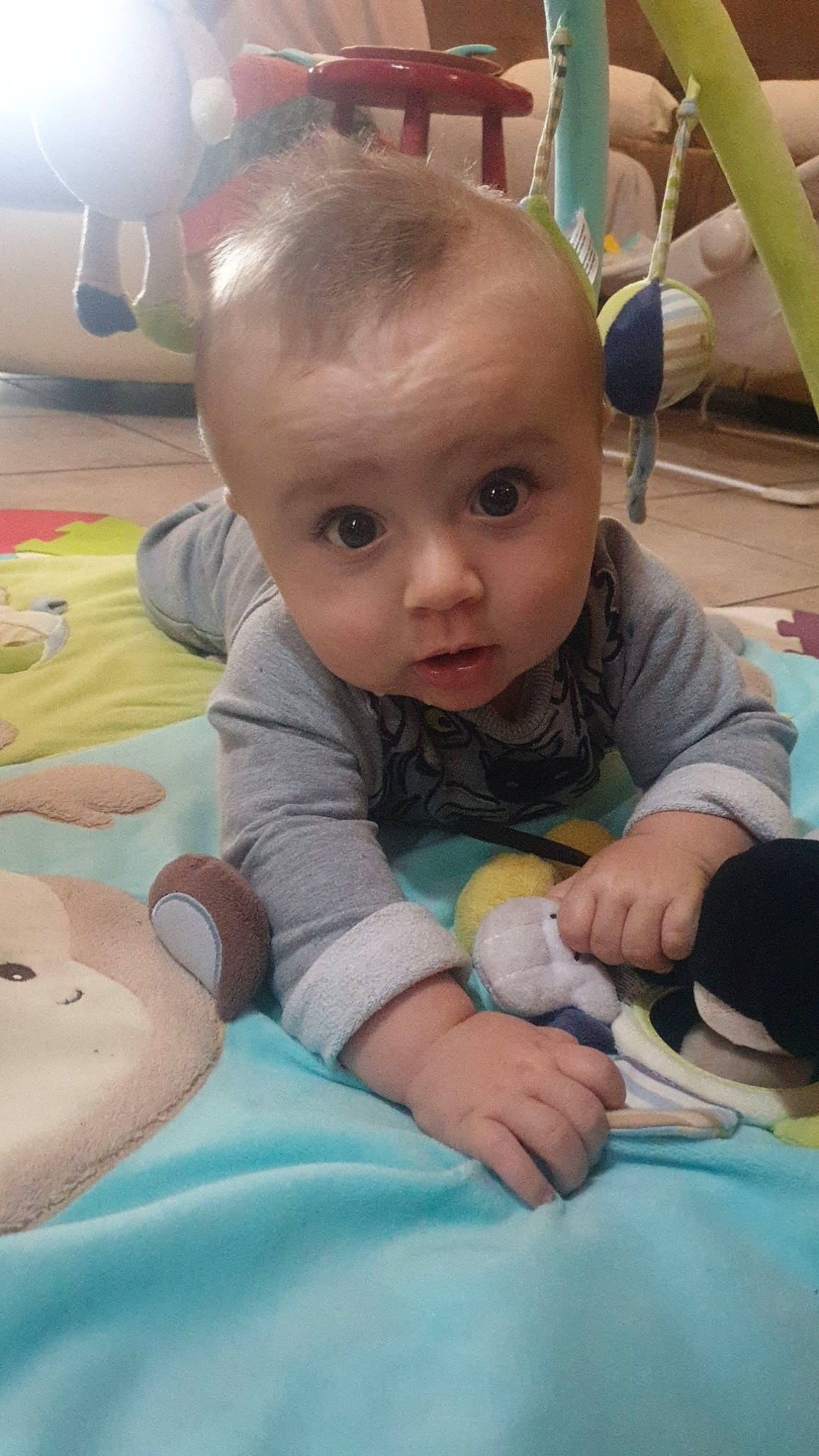 Kaïs a rejoint le concours — aidez-le/la à gagner de superbes lots ! baby, baby_products, cheek, child, face, head, person, play, product, sitting, skin, toddler, tummy_time