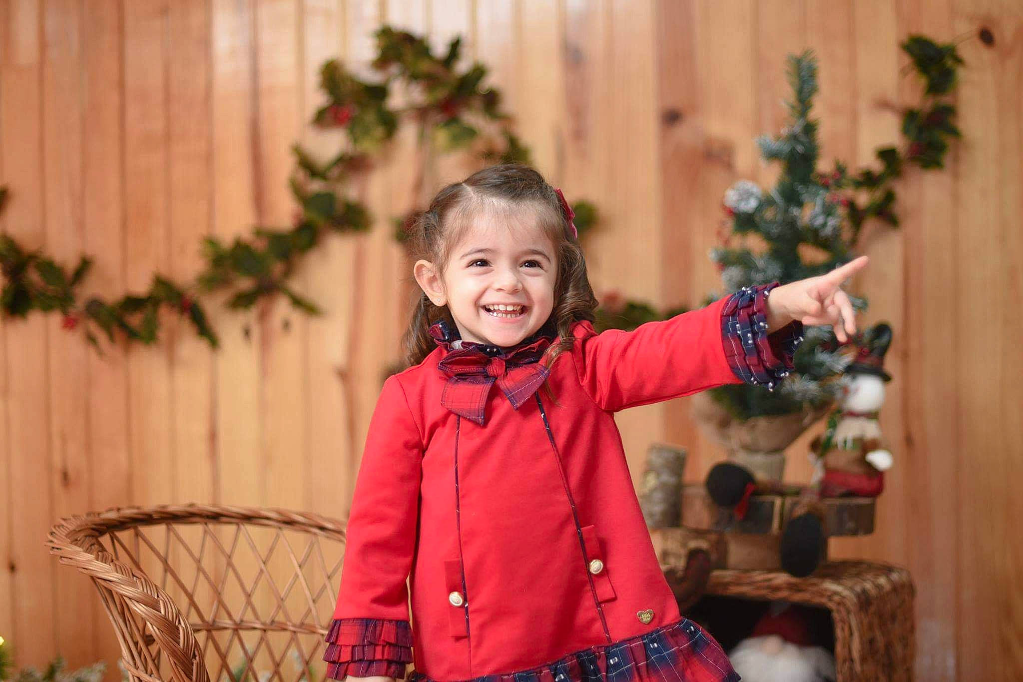Carolina a rejoint le concours — aidez-le/la à gagner de superbes lots ! ceremony, child, christmas, event, facial_expression, flower, fun, girl, happiness, holiday, joy, outerwear, person, photography, portrait_photography, skin, smile, standing, toddler, tradition