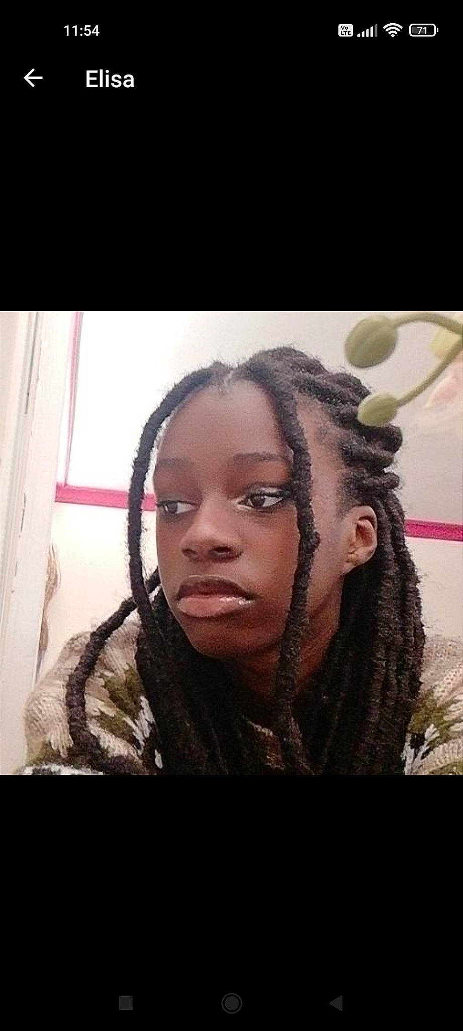 Élisa participe au concours pour gagner de l'argent avec cette photo : audio_equipment, black_hair, brown_hair, cornrows, dreadlocks, earrings, eyelash, eyewear, fashion_accessory, fashion_design, flash_photography, hair_coloring, happy, iris, jaw, jewellery, lip, long_hair, neck, person