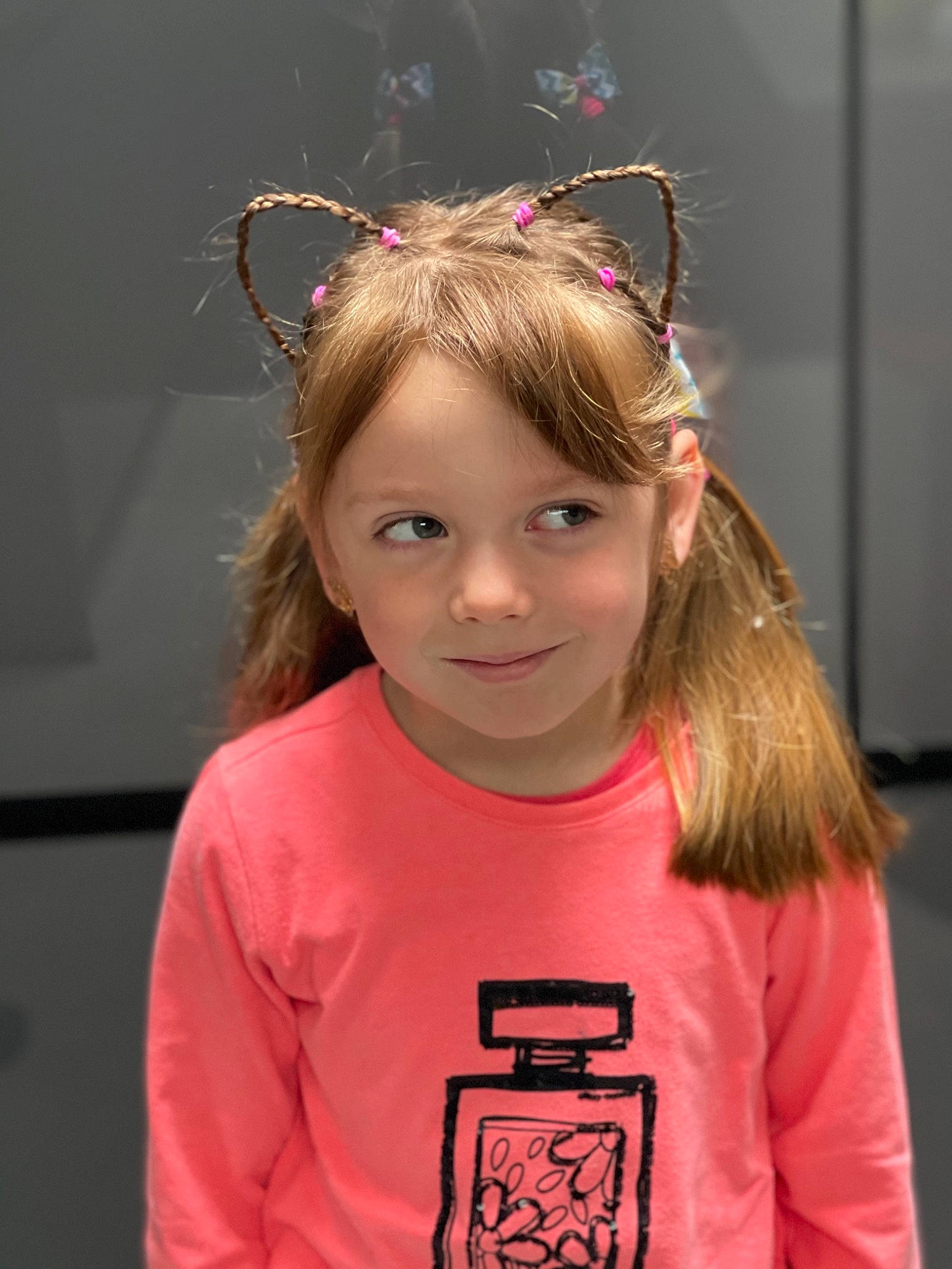 Léa participe au concours pour gagner de l'argent avec cette photo : bridal_accessory, child, costume_hat, event, fashion_accessory, fun, hair, hair_accessory, happy, headband, headpiece, iris, jewellery, joy, long_hair, magenta, person, pink, sleeve, smile