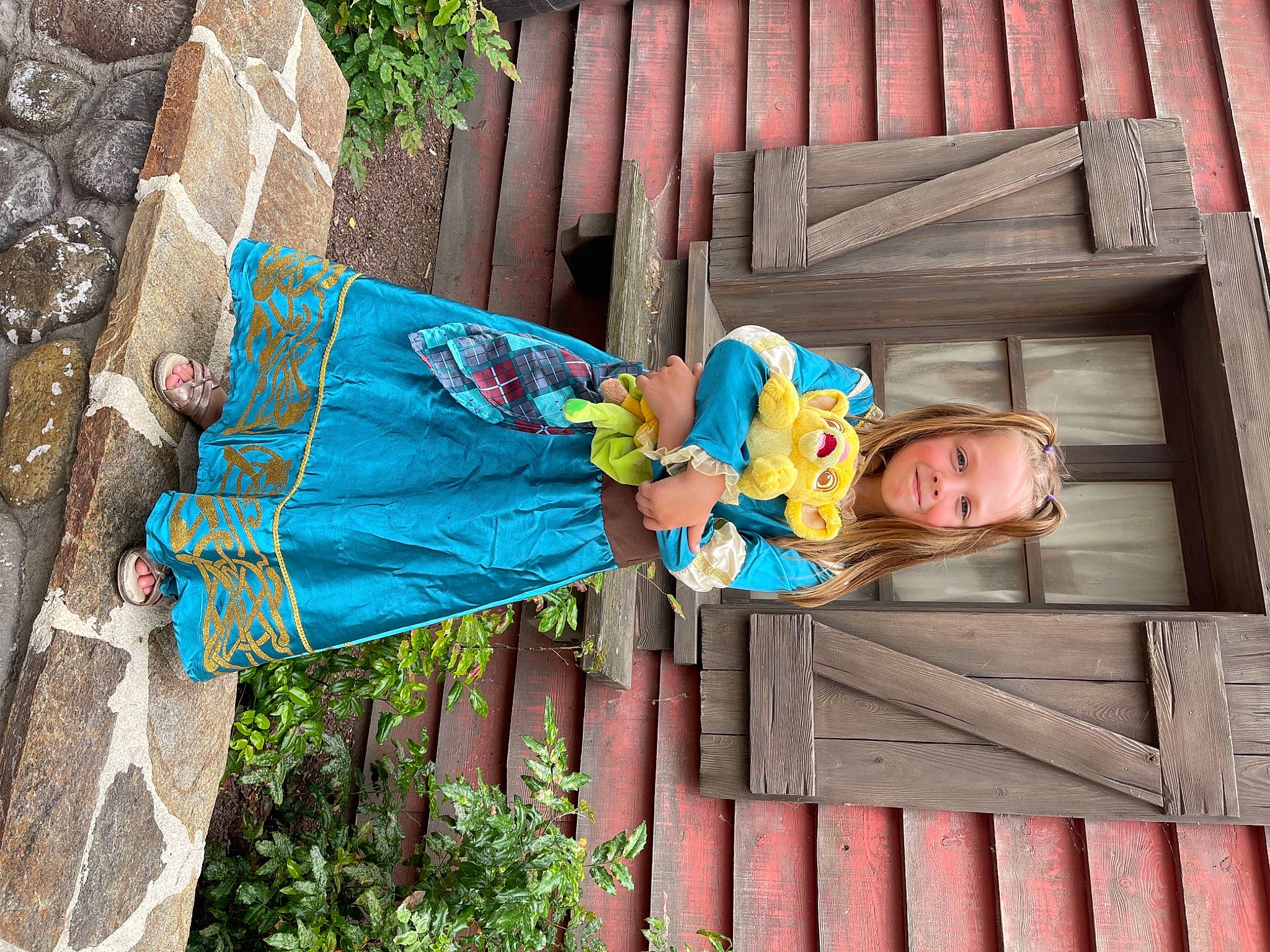 Léa participe au concours pour gagner de l'argent avec cette photo : baby_toddler_clothing, child, electric_blue, fence, fun, grass, happy, joy, leisure, magenta, mammal, people_in_nature, person, pink, plant, red, spring, summer, toddler, tree