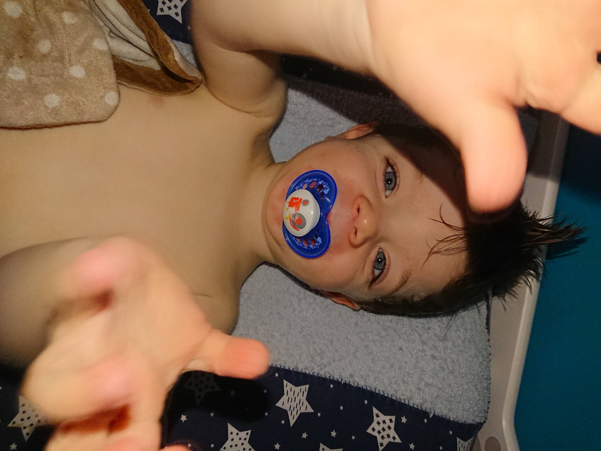 Valentin participe au concours pour gagner de l'argent avec cette photo : arm, cheek, chest, eyelash, facial_expression, finger, gesture, hairstyle, hand, happy, head, human, joint, mouth, muscle, nail, neck, nose, person, skin