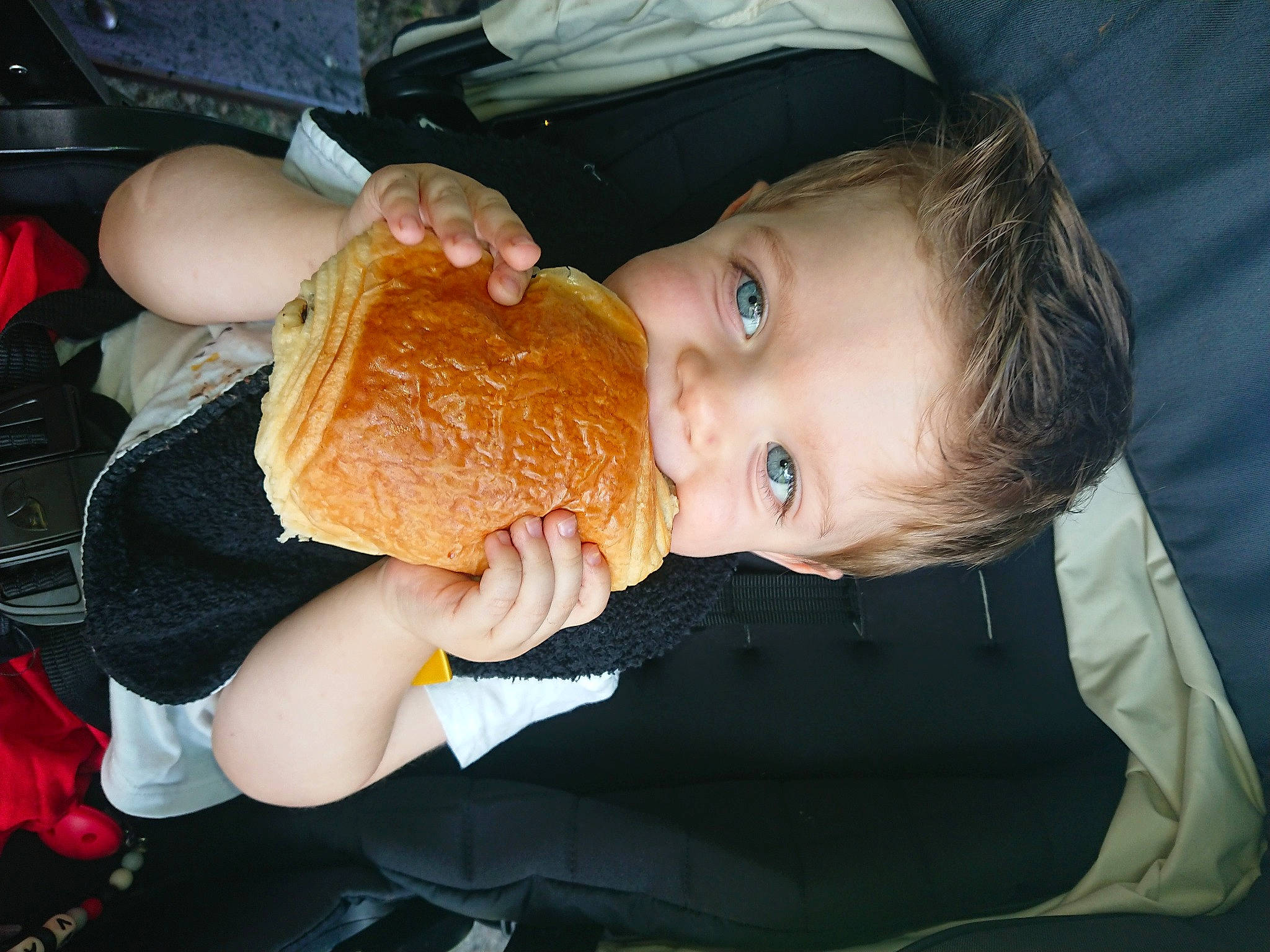 Valentin participe au concours pour gagner de l'argent avec cette photo : baby, baby_toddler_clothing, baked_goods, child, comfort, comfort_food, fast_food, finger_food, food, fun, gesture, happy, hat, junk_food, lap, pastry, person, sitting, smile, sweetness