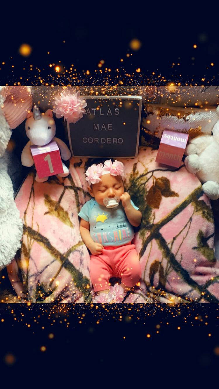 Atlas is registered to the contest to win money with this photo: child, christmas, christmas_eve, christmas_lights, fictional_character, happy, person, pink, sky, toy