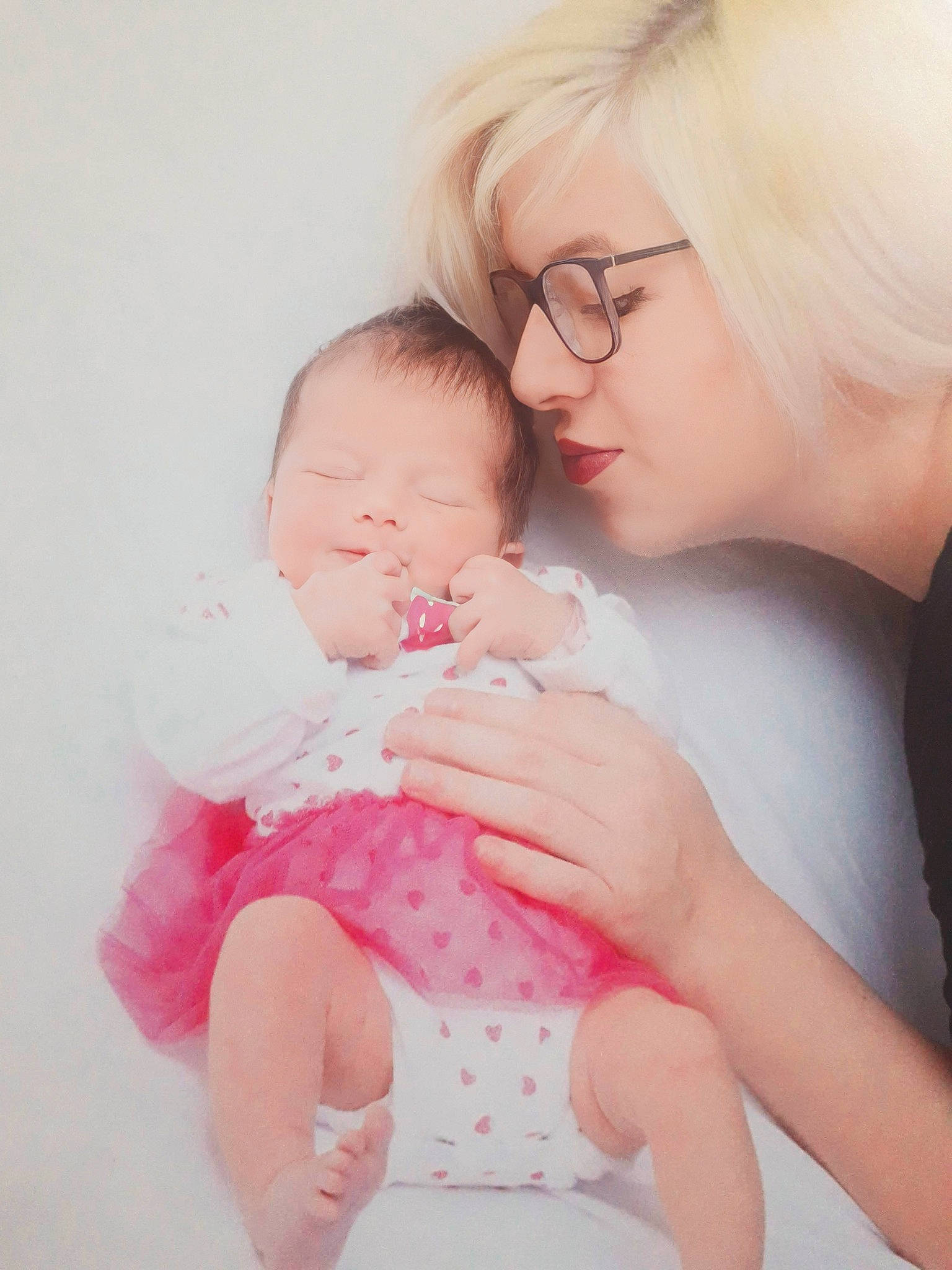 Kelya a rejoint le concours — aidez-le/la à gagner de superbes lots ! arm, baby, baby_toddler_clothing, cheek, child, comfort, couch, event, eye, face, gesture, glasses, happy, jewellery, love, person, pink, sitting, skin, stomach