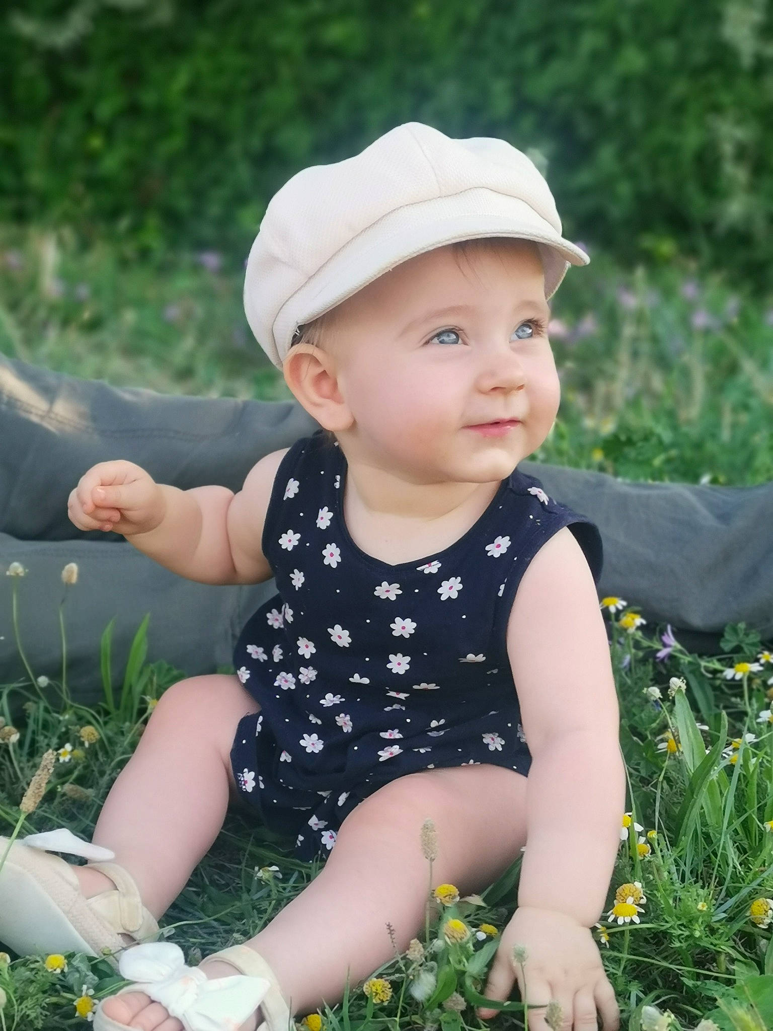 Elsa participe au concours pour gagner de l'argent avec cette photo : baby, baby_toddler_clothing, beauty, cap, child, fashion_accessory, finger, grass, happy, hat, headwear, joy, pattern, people_in_nature, person, photograph, plant, sitting, skin, smile