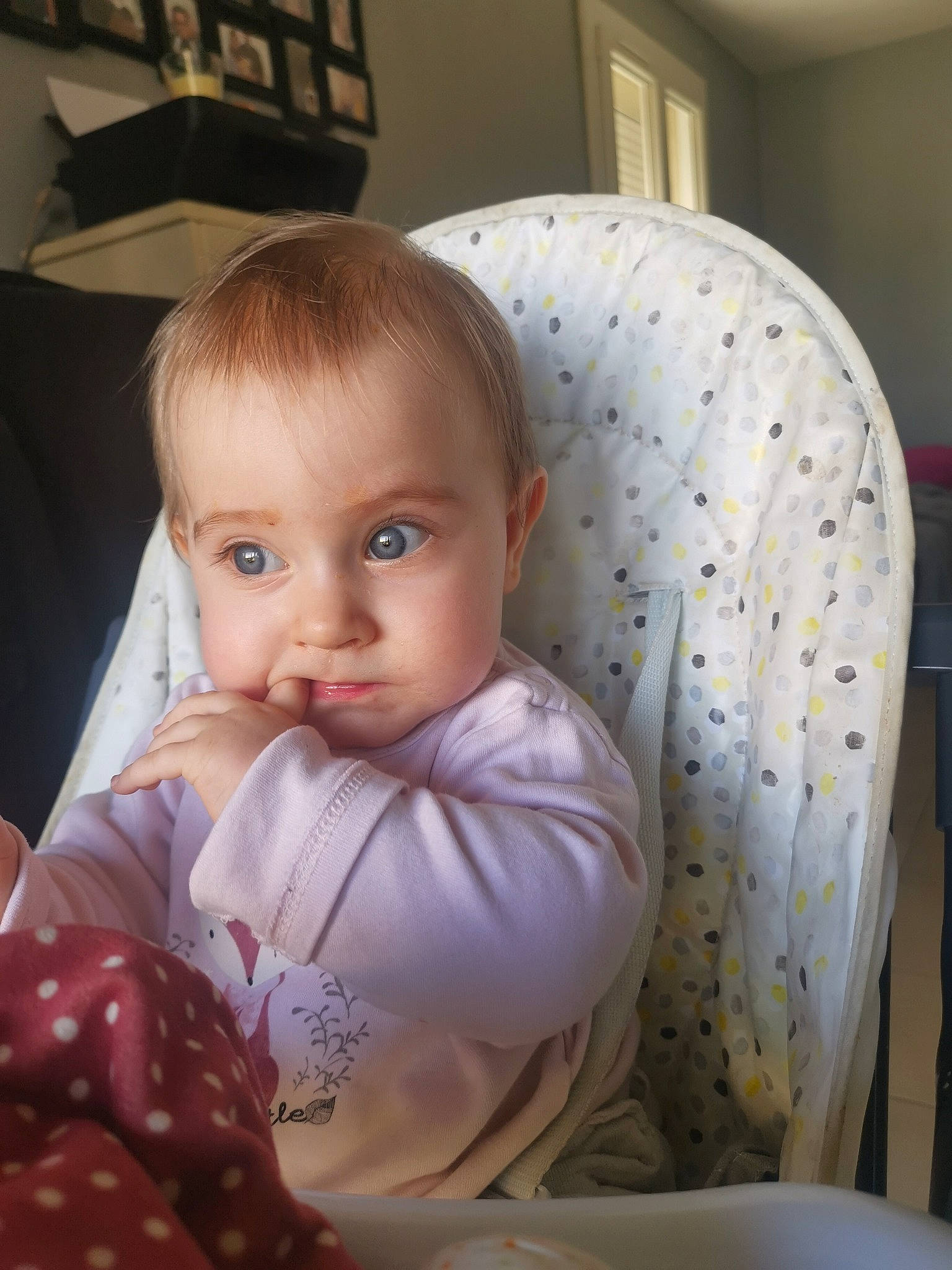 Elsa a rejoint le concours — aidez-le/la à gagner de superbes lots ! baby, baby_products, baby_toddler_clothing, blond, car_seat, chair, cheek, child, comfort, eye, fun, hairstyle, head, iris, linens, mouth, person, sitting, skin, sleeve