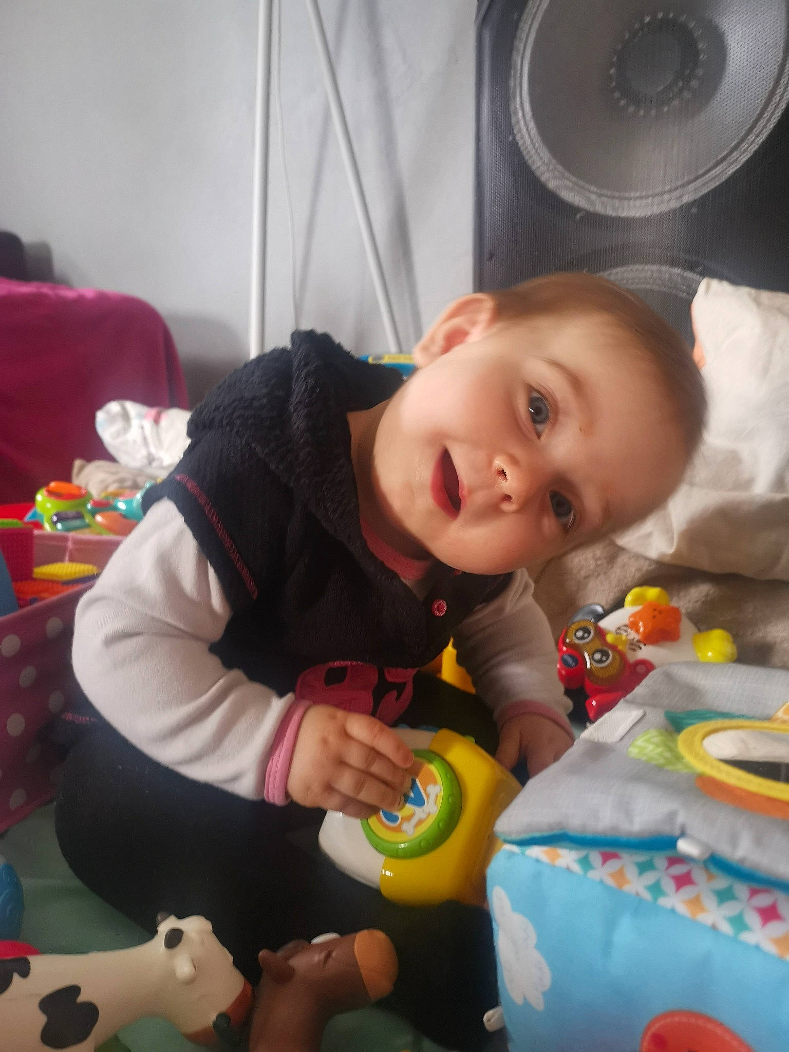 Elsa participe au concours pour gagner de l'argent avec cette photo : baby, baby_playing_with_toys, baby_products, baby_toddler_clothing, baby_toys, child, comfort, flooring, fun, happy, home_appliance, person, play, product, public_address_system, room, sitting, smile, studio_monitor, toddler