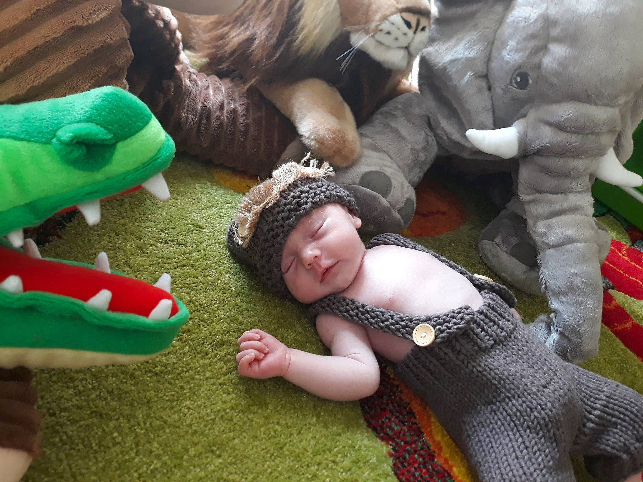 Noé a rejoint le concours — aidez-le/la à gagner de superbes lots ! child, finger, grass, hand, headwear, leg, person, play