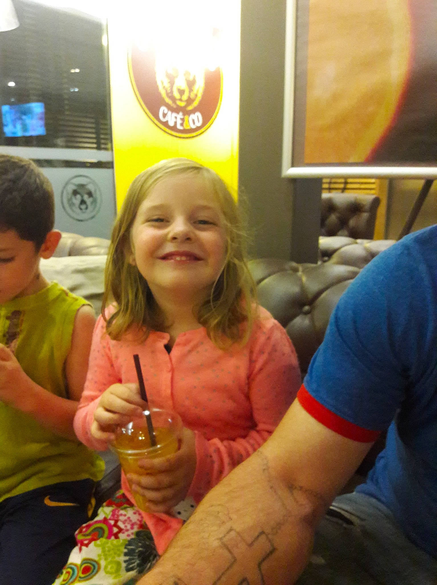 Éloane a rejoint le concours — aidez-le/la à gagner de superbes lots ! alcohol, arm, beer, drink, eating, finger, food, fun, girl, human_body, joy, person, product, smile, taste, yellow