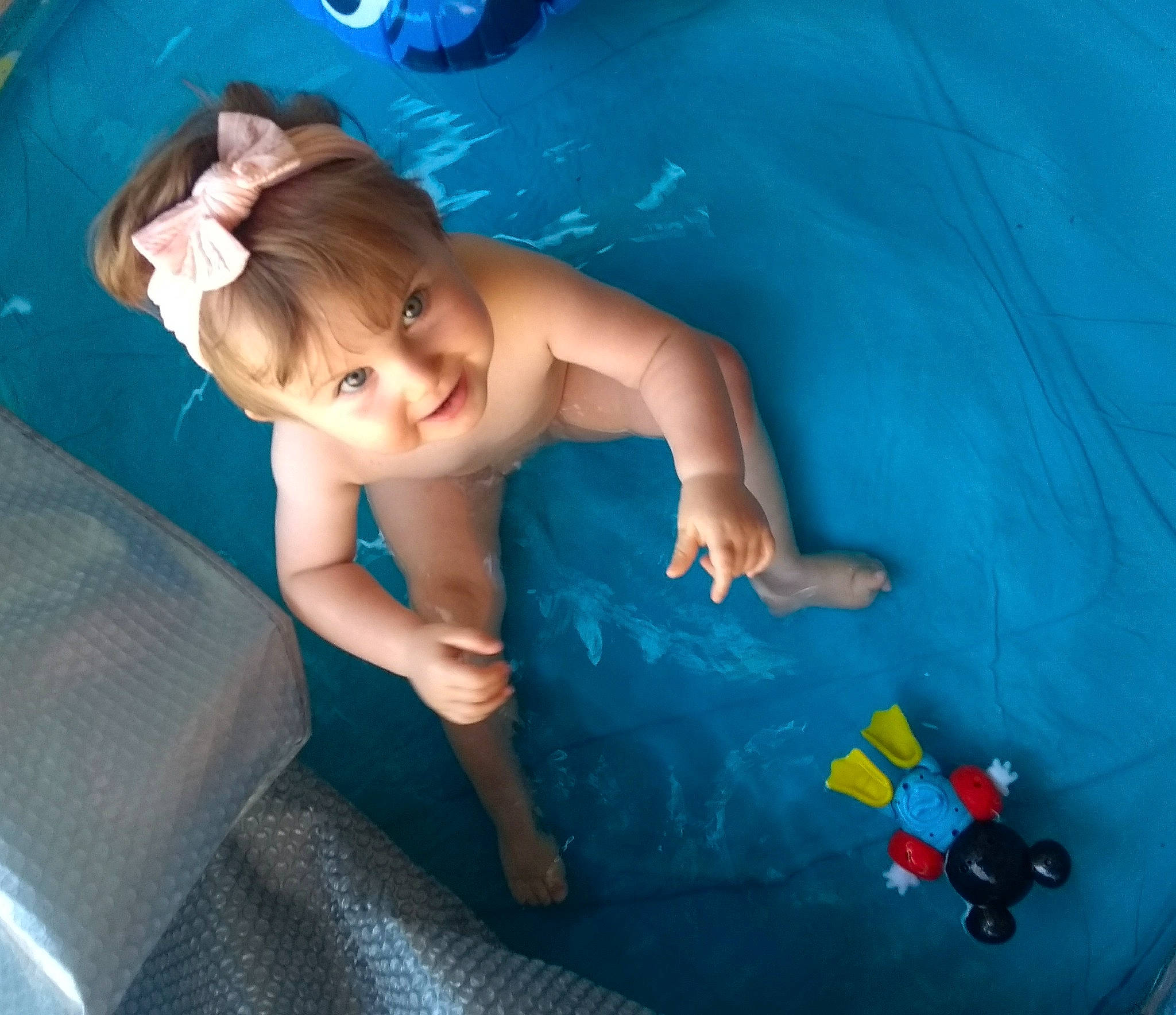 Chiara a rejoint le concours — aidez-le/la à gagner de superbes lots ! baby, baby_products, baby_toys, child, fun, games, joy, leisure, person, play, product, recreation, swimming, toddler, toy, vacation, water