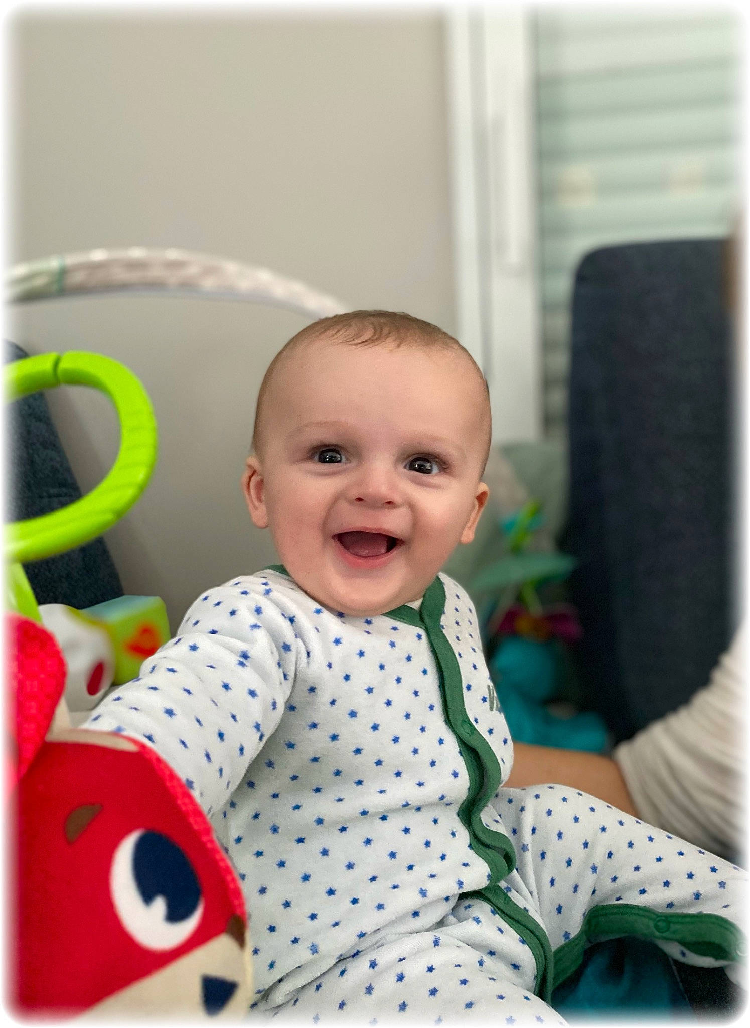 Lancelot participe au concours pour gagner de l'argent avec cette photo : baby, baby_playing_with_toys, baby_products, baby_safety, baby_toddler_clothing, baby_toys, child, happy, joy, laugh, linens, pattern, person, play, product, room, sitting, sleeve, smile, textile