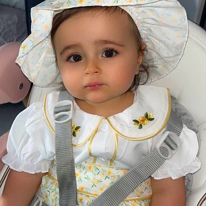 Iris a rejoint le concours — aidez-le/la à gagner de superbes lots ! accessories, baby, belt, bonnet, cap, clothing, coat, costume, cushion, dress, face, hat, head, homedecor, person, photography, portrait, sitting, strap, sunhat
