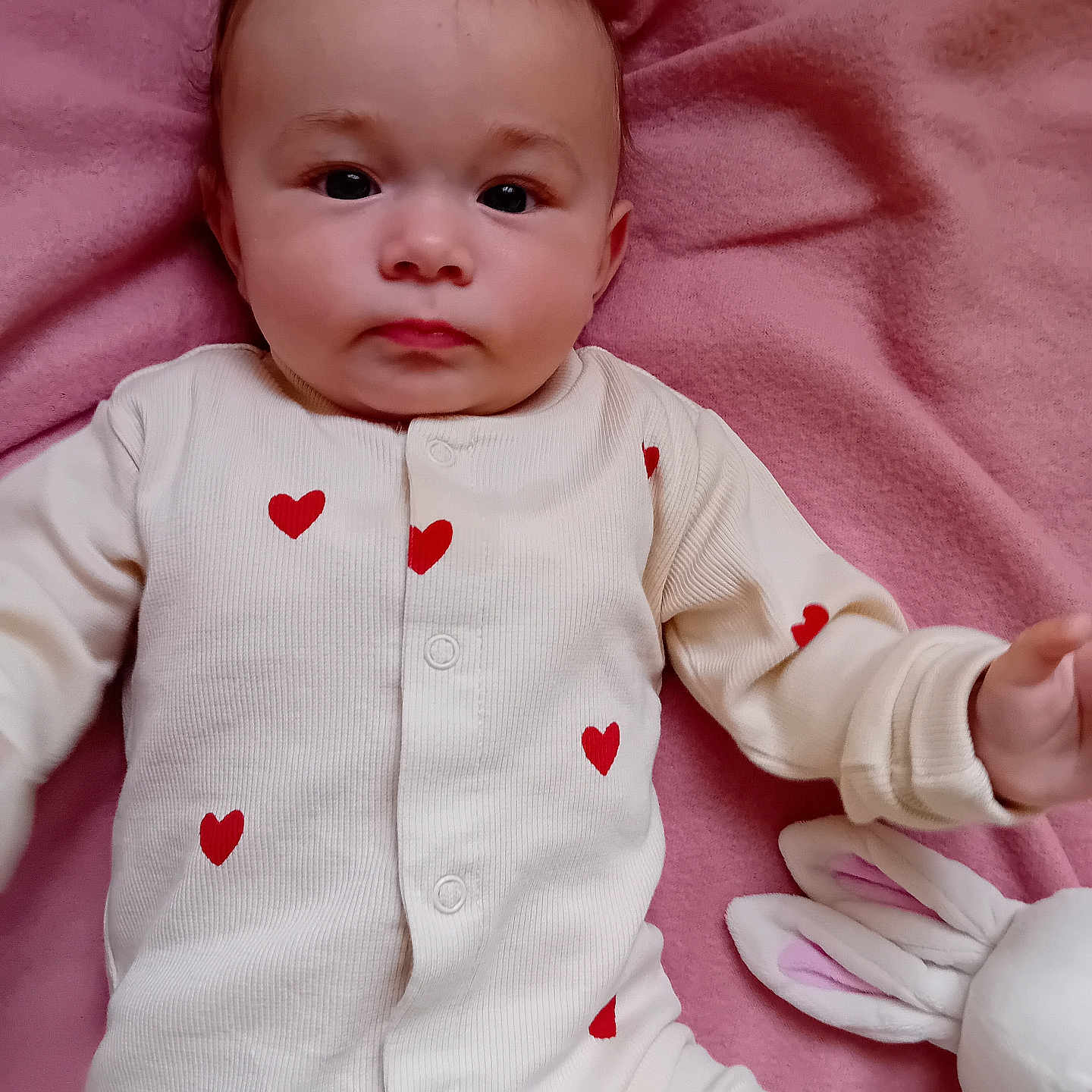 Marie participe au concours pour gagner de l'argent avec cette photo : adorable, baby, bunny, child, cozy, cute, expression, face, heart_pattern, indoors, infant, lying_down, onesie, person, pink_blanket, plush_toy, portrait, sleepwear, soft_texture, young_child