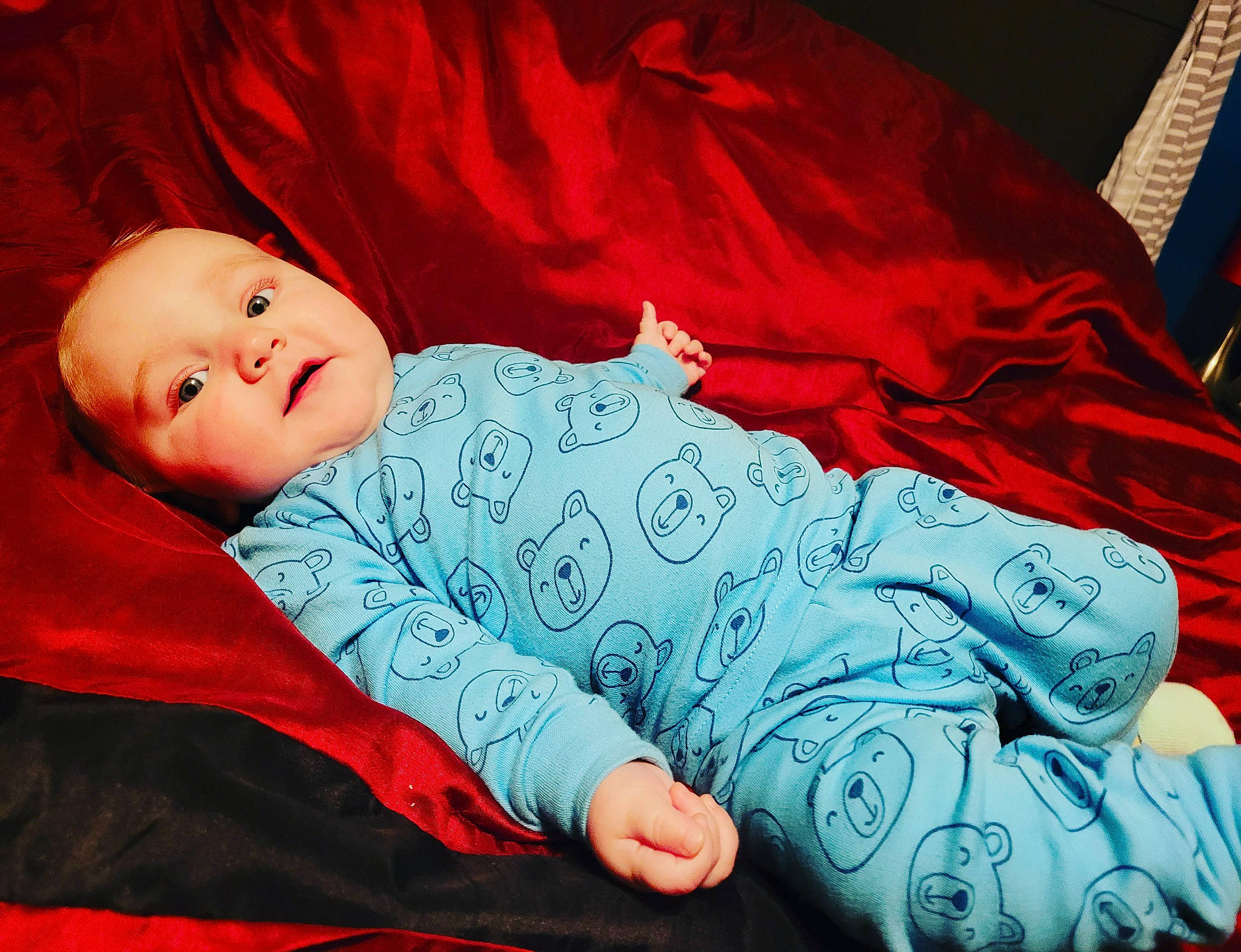 Milliam a rejoint le concours — aidez-le/la à gagner de superbes lots ! baby, baby_toddler_clothing, carmine, comfort, elbow, electric_blue, event, human_body, human_leg, linens, magenta, orange, pattern, person, product, sitting, sleeve, t_shirt, textile, thigh