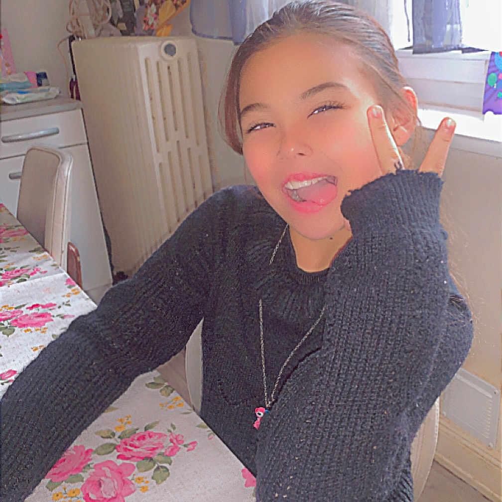 Mia participe au concours pour gagner de l'argent avec cette photo : bed, bedroom, bodypart, clothing, cosmetics, face, finger, flower, furniture, hand, head, homedecor, indoors, knitwear, linen, lipstick, person, plant, rose, sweater