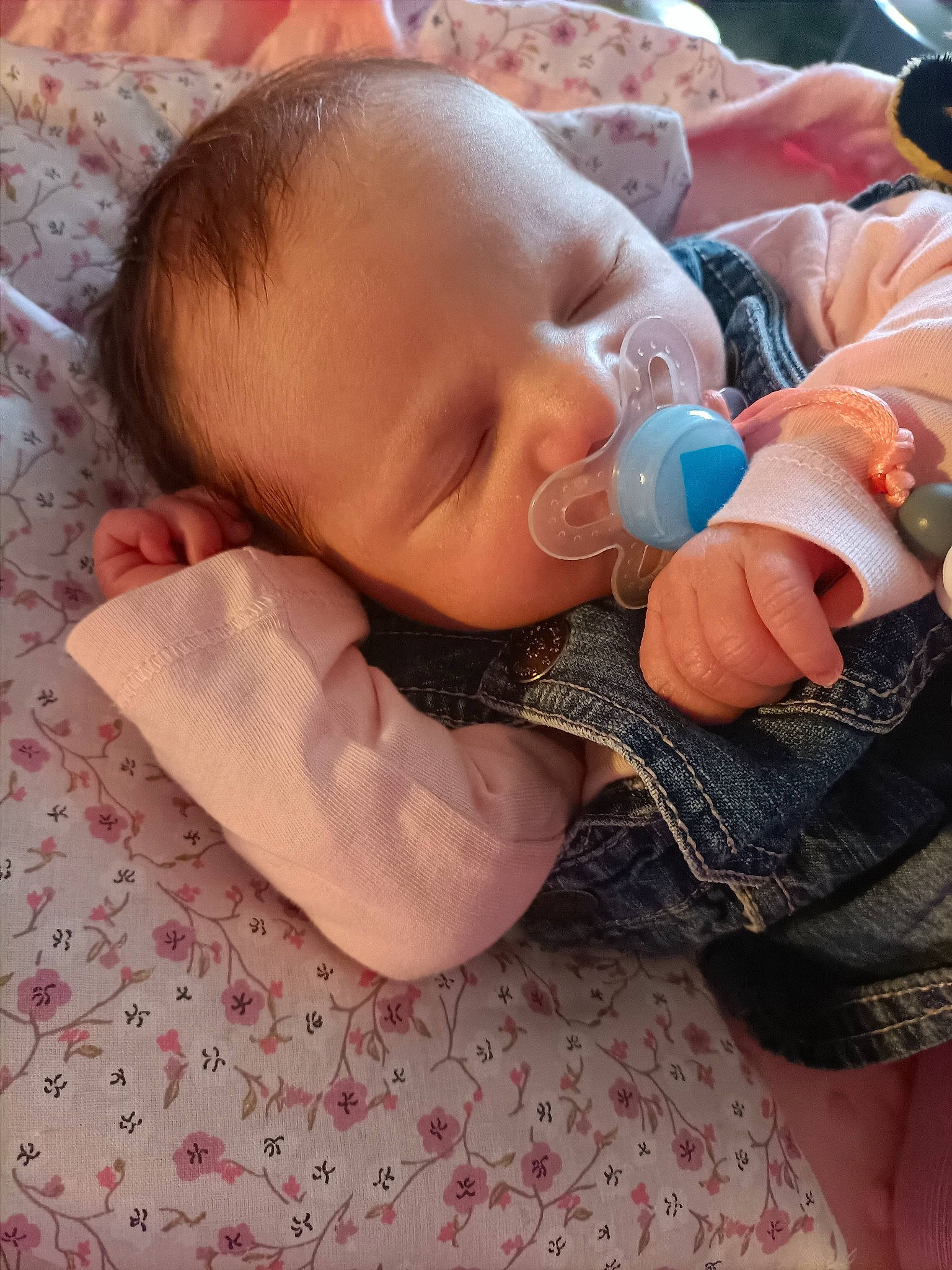 Noëllya a rejoint le concours — aidez-le/la à gagner de superbes lots ! baby, baby_products, baby_sleeping, baby_toddler_clothing, cheek, comfort, drinkware, eyelash, iris, lip, mouth, nail, nose, person, pink, plastic_bottle, skin, textile, thumb, toddler