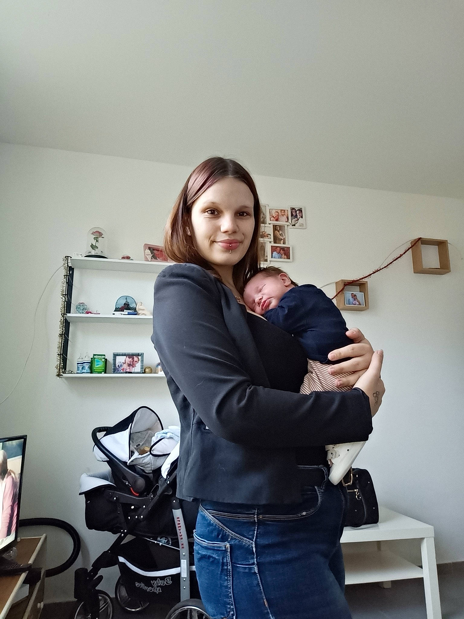 Noëllya a rejoint le concours — aidez-le/la à gagner de superbes lots ! bag, bicycle, bicycle_wheel, denim, elbow, electric_blue, flash_photography, happy, jeans, joint, joy, luggage_and_bags, person, shoulder, sitting, sleeve, smile, sports_equipment, standing, t_shirt