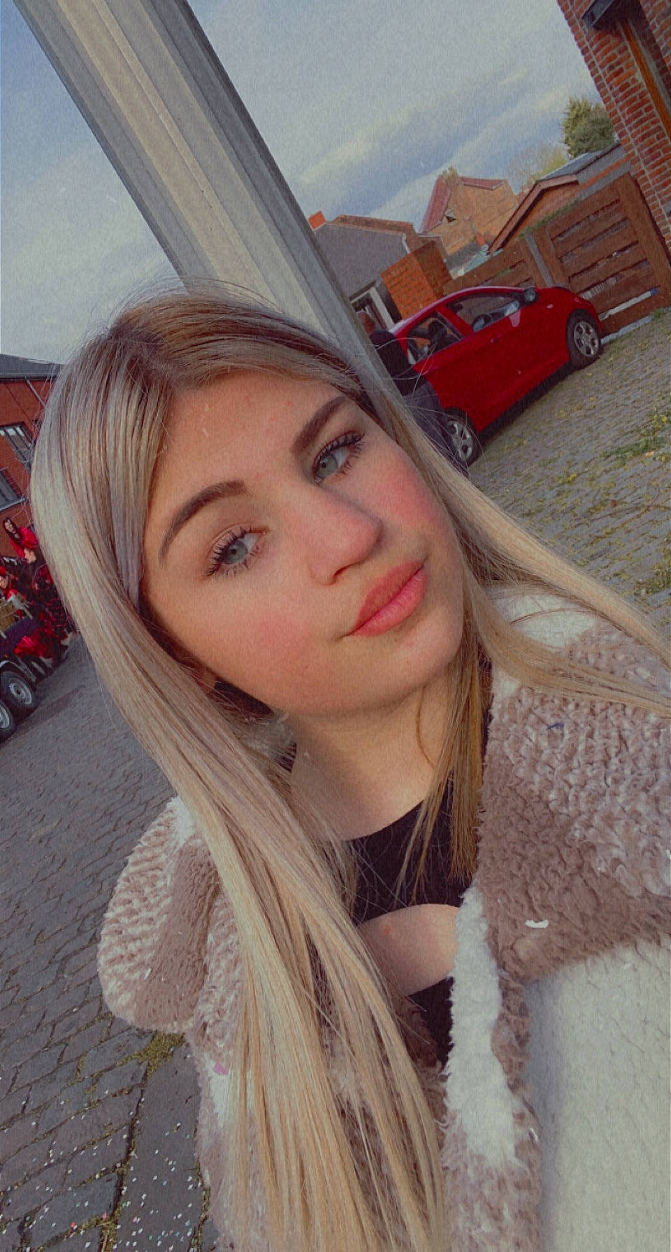 Maëva a rejoint le concours — aidez-le/la à gagner de superbes lots ! automotive_design, automotive_lighting, beauty, blond, car, cool, eye_liner, eyelash, eyewear, fashion, flash_photography, layered_hair, lip, long_hair, person, skin, sky, street_fashion, tire, vehicle