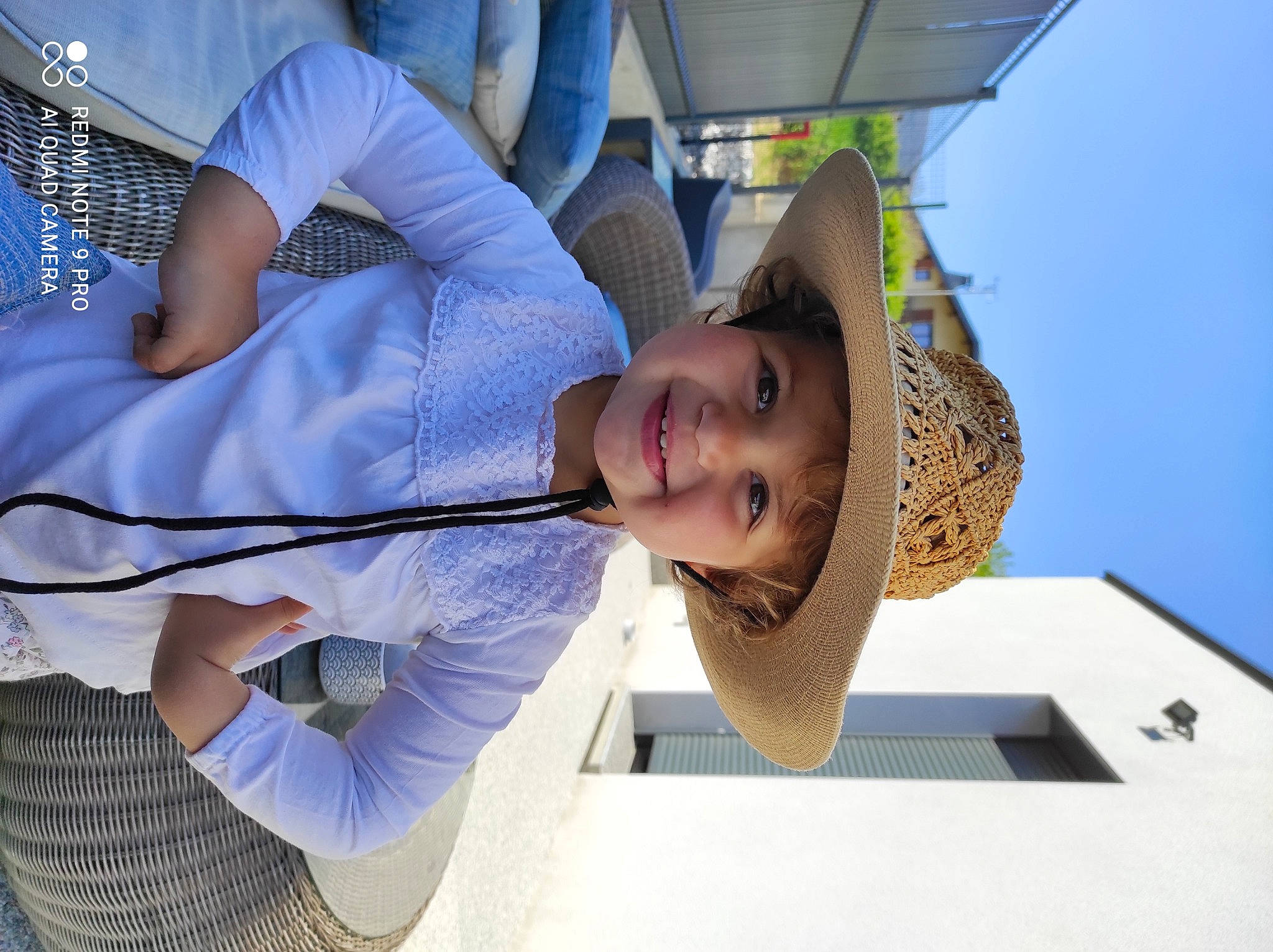 Aliyah a rejoint le concours — aidez-le/la à gagner de superbes lots ! blue, child, elbow, electric_blue, fashion_accessory, fun, happy, hat, headwear, joy, leisure, person, sky, smile, sun_hat, t_shirt, travel, vacation