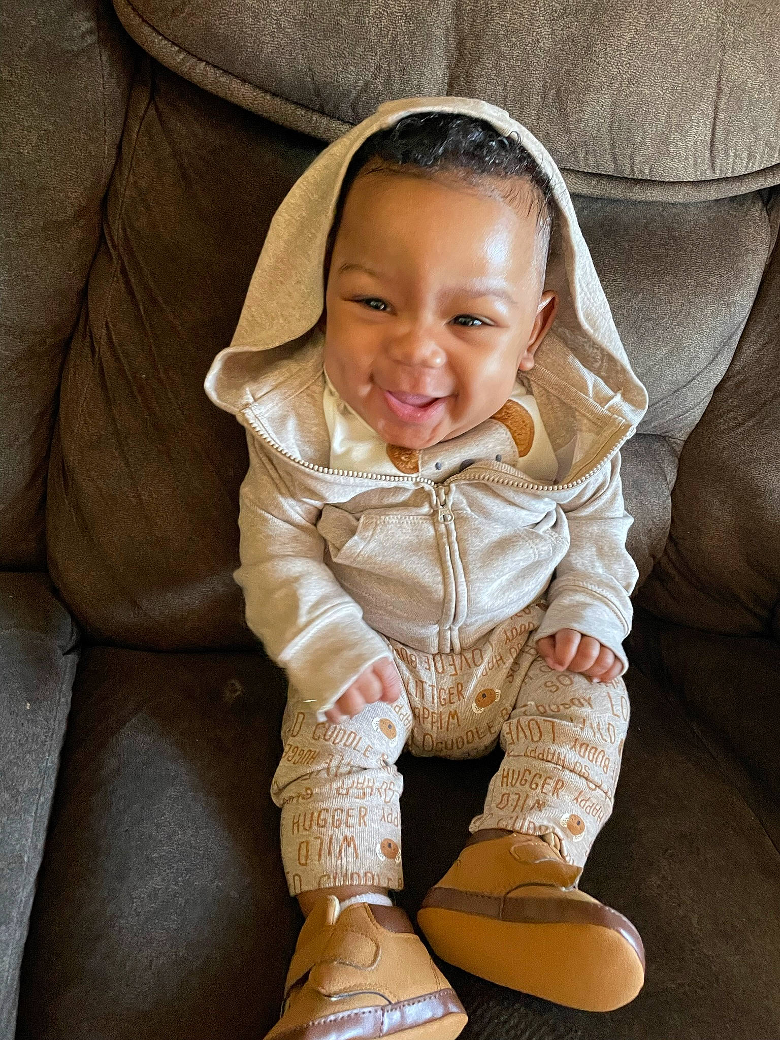 Noel is registered to the contest to win money with this photo: arm, baby, cheek, comfort, eye, finger, flash_photography, happy, head, human_body, iris, joy, knee, leg, lip, nose, outerwear, person, skin, sleeve