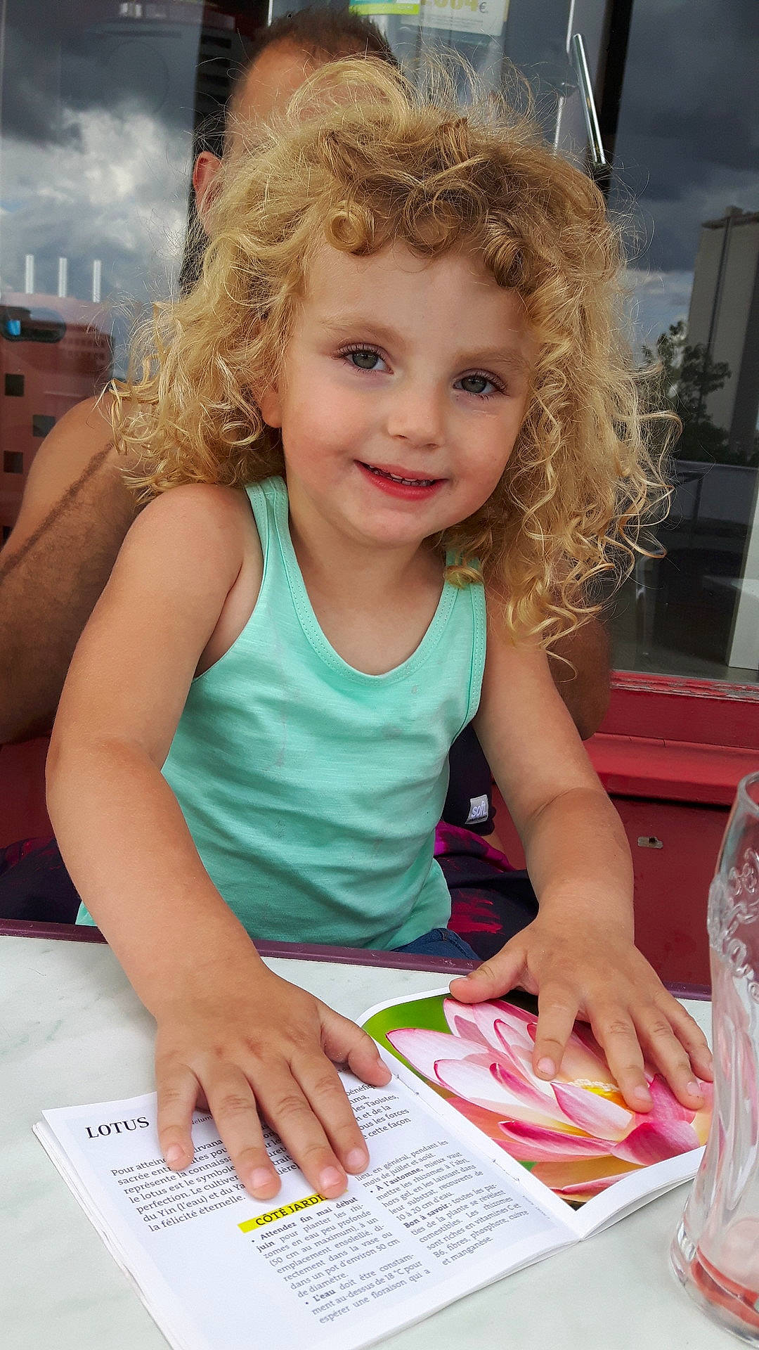 Shaya a rejoint le concours — aidez-le/la à gagner de superbes lots ! blond, child, child_model, fun, girl, hairstyle, human_hair_color, joy, person, sitting, skin, smile, toddler