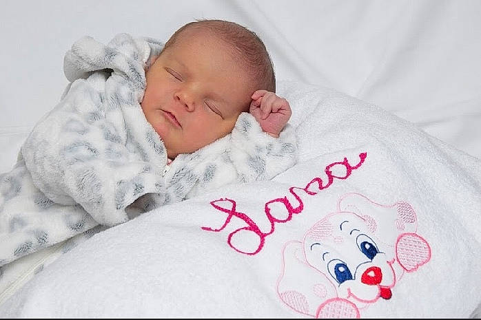 Lana participe au concours pour gagner de l'argent avec cette photo : baby_products, bed, bedtime, blanket, child, infant, infant_bed, material, person, product, sleep, textile, toddler