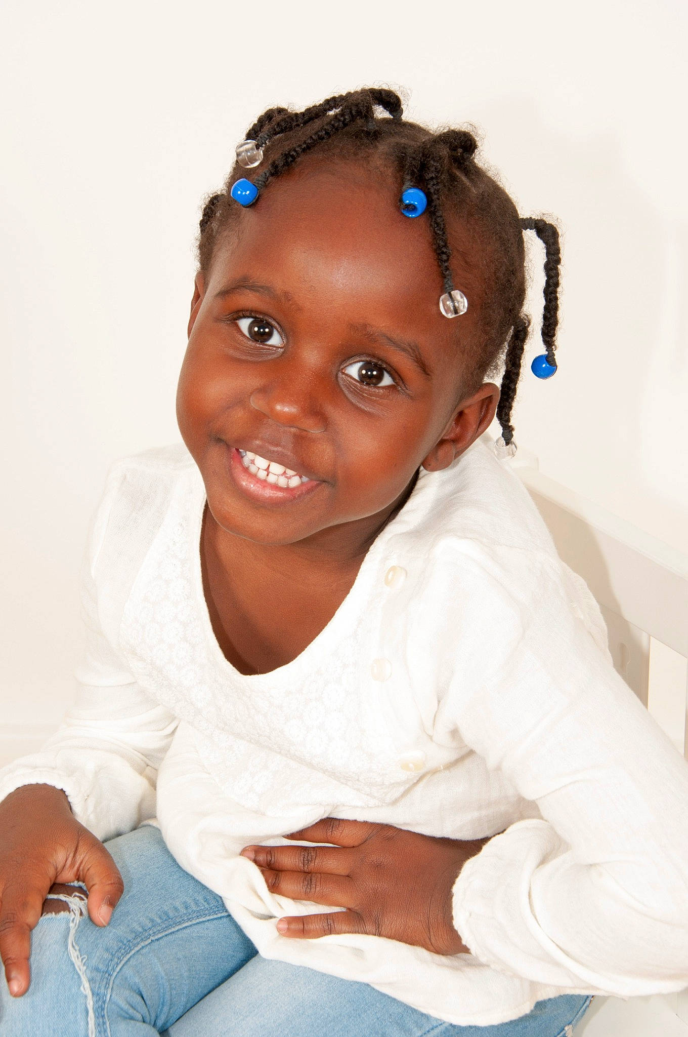 Gwendolyne participe au concours pour gagner de l'argent avec cette photo : baby, black_hair, blue, cheek, child, ear, eye, face, facial_expression, forehead, hair, hairstyle, happy, head, joy, person, photography, sitting, skin, smile