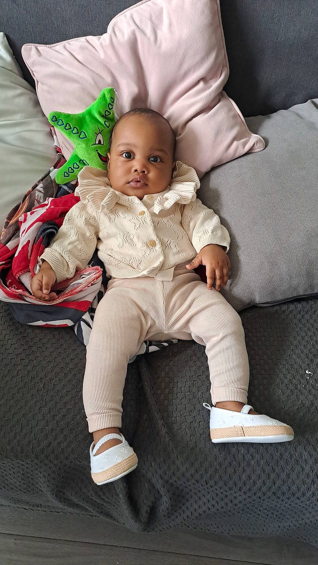 Emy a rejoint le concours — aidez-le/la à gagner de superbes lots ! baby, baby_products, baby_toddler_clothing, cheek, child, comfort, couch, foot, fur, happy, knee, lap, leg, linens, person, pillow, sitting, sleeve, smile, throw_pillow